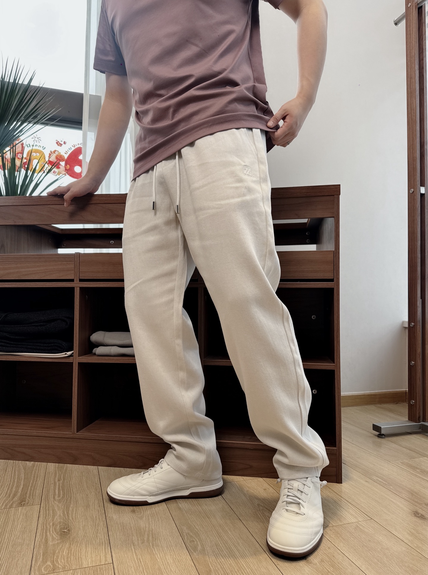 NO:855984,2026 Spring and Summer Ze*na Fashionable Linen Casual Pants with Embroidered Logo. Modern and fashionable tailoring design, can be easily matched with clothes, and sets off modern and timeless perfect fashion. Made of imported woven twill cotton + Tencel linen blended fabric. The top-notch soft washing process makes the texture achieve a natural and durable effect, soft and delicate, not stiff, breathable and comfortable, adhering to the modern fashion sense.  Classic casual diagonal pocket style, with neat and detailed topstitching inside and outside. The embroidered logo elastic waistband adjustment highlights the trend advantage, and is full of fashionable luxury atmosphere and high-end texture effect. Color: beige/washed white Size: 31/32/33/34/35/36 Data Size 31: waist 78cm - leg 64cm - crotch 31cm - pants length 105cm  Size 32: waist circumference 80cm - leg circumference 66cm - crotch 32cm - pants length 106cm Size 33: waist circumference 82cm - leg circumference 68cm - crotch 33cm - pants length 107cm Size 34: waist circumference 84cm - leg circumference 70cm - crotch 34cm - pants length 108cm  Size 35: waist circumference 86cm - leg circumference 72cm - crotch position 35cm - pants length 109cm Size 36: waist circumference 88cm - leg circumference 74cm - crotch position 36cm - pants length 110cm 333,,198609092026春夏Ze*na 绣标时尚亚麻休闲裤 现代时尚的剪裁型格设计,可轻松搭配衣物,衬托现代隽永的完美时尚. 进口梭织斜纹棉＋天丝亚麻混纺面料制作.顶尖柔密水洗工艺让质感达到自然且耐看的效果,柔软细腻不硬梆,透气舒爽秉承现代时尚感. 经典休闲斜插袋款式,内外缉面线工整细致.刺绣标识松紧腰绳调节凸显趋势性优势,洋溢着时尚奢华氛围和高级质感效果. 颜色:米杏色/水洗白 尺码:31/32/33/34/35/36 数据 31码:腰围78cm-腿围64cm-裆位31cm-裤长105cm 32码:腰围80cm-腿围66cm-裆位32cm-裤长106cm 33码:腰围82cm-腿围68cm-裆位33cm-裤长107cm 34码:腰围84cm-腿围70cm-裆位34cm-裤长108cm 35码:腰围86cm-腿围72cm-裆位35cm-裤长109cm 36码:腰围88cm-腿围74cm-裆位36cm-裤长110cm 333,,,Men's clothing
