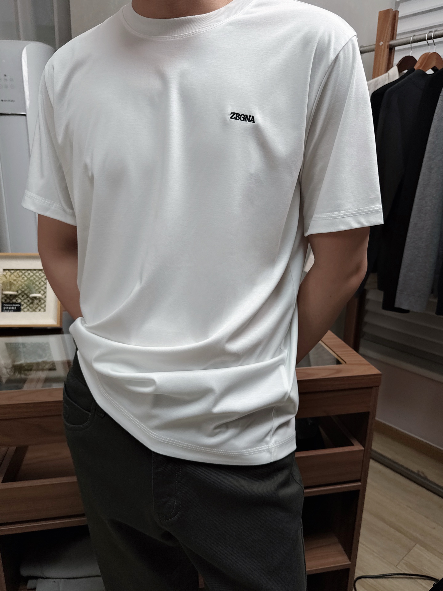 NO:856012,2026 Spring and Summer Ze*na embroidered logo short-sleeved T-shirt. The short T-shirt with updated creative elements, streamlined fashion, and casual exclusive style tailoring form a unique temperament. Imported Puma liquid cotton fabric has a super neat and delicate texture. It feels smooth and delicate, comfortable and breathable. The cutting process is in place without any sloppiness, and the upper body is absolutely perfect when worn alone with an inner layer.  The embroidered logo demonstrates the majestic style of the brand. The tight ribbed knitted neckline is full of class. Same style for men and women. Color: dark green/khaki/white/light blue. Size: XS/S/M/L/XL. Data.  S size: Bust 106cm - Shoulder width 46cm - Clothing length 70cm - Sleeve length 24cm M size: Bust 110cm - Shoulder width 47cm - Clothing length 71cm - Sleeve length 25cm L size: Bust 114cm - Shoulder width 48cm - Clothing length 72cm - Sleeve length 26cm  XL code: bust 118cm - shoulder width 49cm - length 73cm - sleeve length 27cm, T-shirt, tees, t-shirt,198609092026春夏Ze*na 刺绣标识短袖T恤 焕新升级创意元素短T,精简的时尚,休闲的专属风格式裁剪形成独特气质. 进口Puma液态棉质面料,质感超强工整细致.手感顺滑细腻,舒适透气.裁剪工艺到位没有任何的拖泥带水,上身单穿内搭绝对足够完美. 刺绣标识Logo演绎品牌大气磅礴风格.严密罗纹针织领口档次感满满. 男女同款 颜色:墨绿色/卡其色/白色/浅蓝色 尺码:XS/S/M/L/XL 数据 XS码:胸围102cm-肩宽45cm-衣长69cm-袖长23cm S码:胸围106cm-肩宽46cm-衣长70cm-袖长24cm M码:胸围110cm-肩宽47cm-衣长71cm-袖长25cm L码:胸围114cm-肩宽48cm-衣长72cm-袖长26cm XL码:胸围118cm-肩宽49cm-衣长73cm-袖长27cm,,T-shirt,tees，t-shirt,,Men's clothing