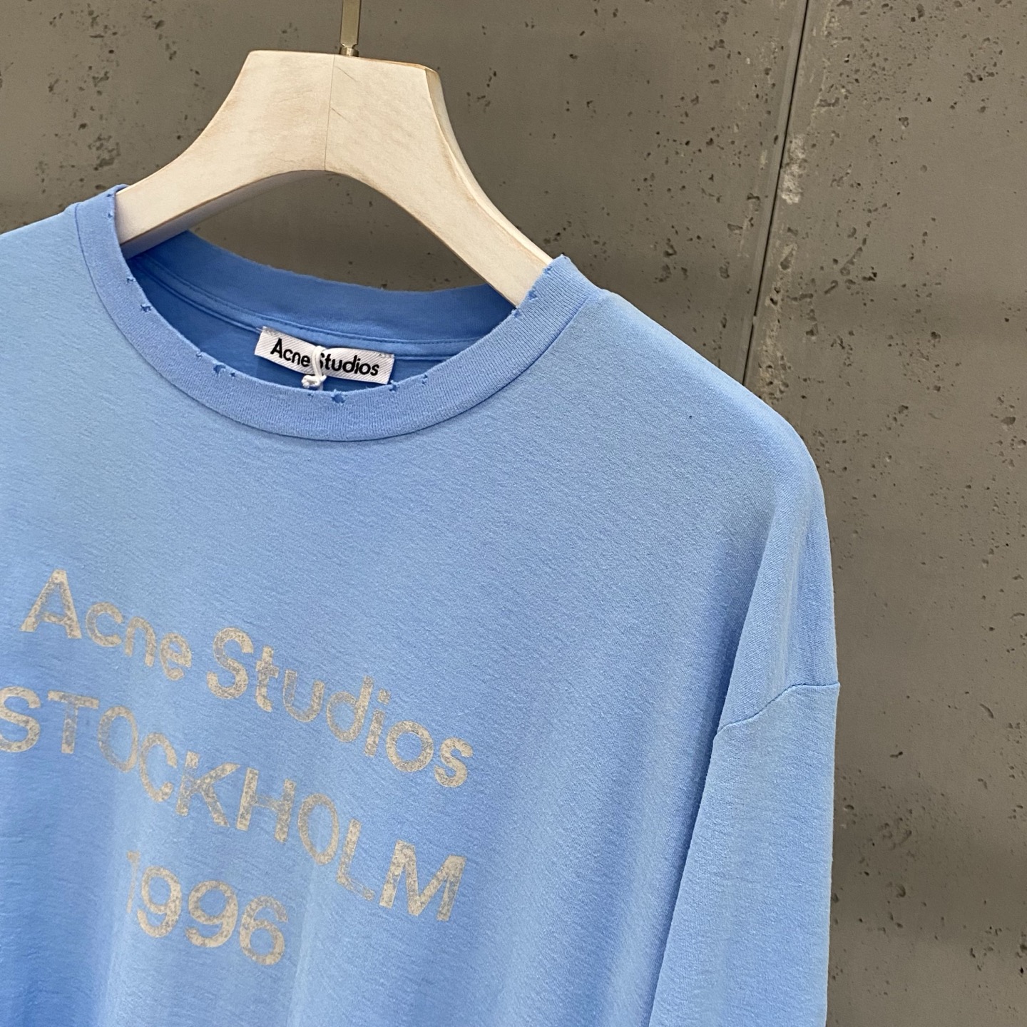 Футболка Acne Studios с вышивкой