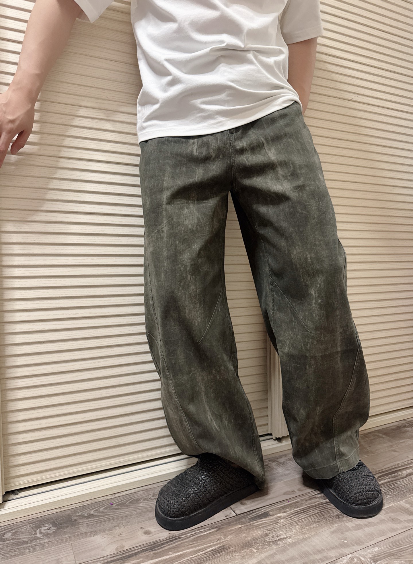 NO:856026,2026 Spring and Summer Giv*nchy Paris Heavy Washed Tie-Dye Scimitar Casual Pants. The new versatile loose shape makes everything full of vitality. The washed process design brings a full sense of current fashion... Twill cotton fabric, tailoring design consistent with high street fashion techniques. The latest quilting technology combined with heavy washed tie-dye process creates a special retro texture of the fabric, unique and exquisite.  The most comfortable trousers are unconstrained and unrestricted. The scimitar wide-leg design waist and trousers make the fashion casual more casual and pure. The tie-dyed texture distinguishes its own value, and the washed heavy-duty effect on the trousers shows distinctive details and youthful vitality. Same style for men and women. Color: washed green/washed gray. Size: XS=29/30 S=31/32 M=33/34 L=36/38 Data  XS code: waist circumference 76cm - leg circumference 74cm - crotch position 34cm - trouser length 106cm S code: waist circumference 80cm - leg circumference 76cm - crotch position 35cm - trouser length 107cm M code: waist circumference 84cm - leg circumference 78cm - crotch position 36cm - trouser length 108cm  L size: waist circumference 88cm - leg circumference 80cm - crotch 37cm - pants length 109cm,,198609092026春夏Giv*nchy Paris重工水洗扎染弯刀休闲裤 全新百搭效应的宽松造型让一切充满活力.水洗工艺设计带来满满当下时尚感… 斜纹棉质面料,裁剪设计一贯的高街时尚手法.最新绗缝技术搭配重工水洗扎染工艺造就面料的特殊复古质感,独特且精致. 不约束不拘谨隶属最舒服的裤子.弯刀阔腿设计腰身和裤脚让时尚休闲的更随性更纯粹. 扎染的纹理感区别自身价值,裤身水洗重工效应展现与众不同的细节和青春活力的气息. 男女同款 颜色:水洗绿/水洗灰 尺码:XS=29/30 S=31/32 M=33/34 L=36/38 数据 XS码:腰围76cm-腿围74cm-裆位34cm-裤长106cm S码:腰围80cm-腿围76cm-裆位35cm-裤长107cm M码:腰围84cm-腿围78cm-裆位36cm-裤长108cm L码:腰围88cm-腿围80cm-裆位37cm-裤长109cm,,,Men's clothing