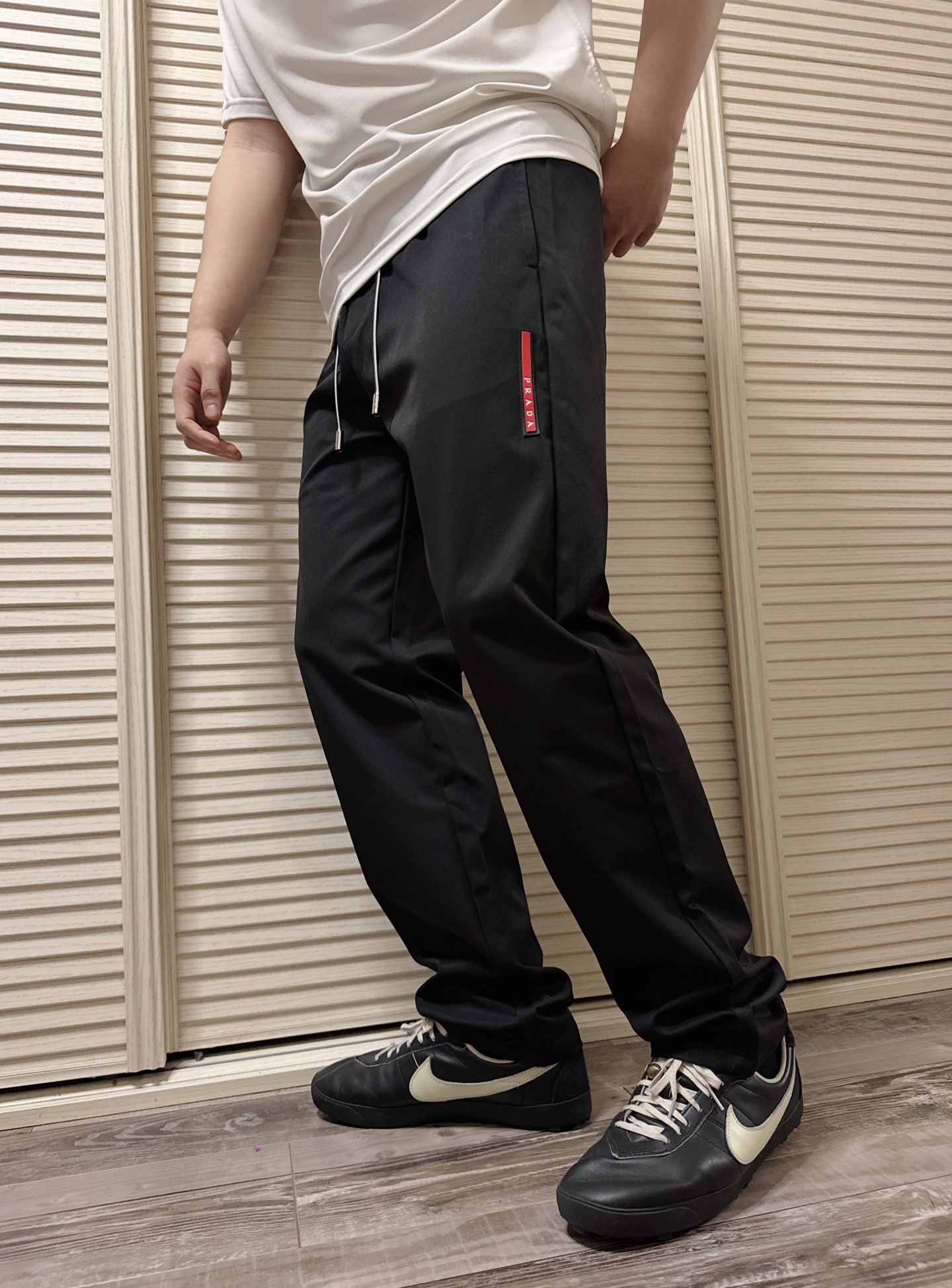 NO:827238,2026 spring and summer Pr*da Milano red label badge fashionable casual trousers. The most beautiful simple casual trousers. Excellent versatility and simple fashion sense. The nylon patch pocket design with embroidered logo on the back changes the previous style and is more obvious and grand. High-grade twill cotton fabric, knitted fabric is quite full, and the texture has its own drape. It has strong moisture absorption, heat conduction and breathability. The comfort is self-evident.  The classic straight cut design is a versatile trouser type. The inner lines are neat and detailed, making it easy to control in daily casual wear. Milano red label rubber badges are sewn on the legs to show the features. Color: black/white Size: 31/32/33/34/35/36 Data Size 31: waist 78cm - leg 62cm - crotch 31cm - trouser length 105cm  Size 32: waist circumference 80cm - leg circumference 64cm - crotch 32cm - pants length 106cm Size 33: waist circumference 82cm - leg circumference 66cm - crotch 33cm - pants length 107cm Size 34: waist circumference 84cm - leg circumference 68cm - crotch 34cm - pants length 108cm  Size 35: waist circumference 86cm - leg circumference 70cm - crotch position 35cm - pants length 109cm, size 36: waist circumference 88cm - leg circumference 72cm - crotch position 36cm - pants length 110cm,,198609092026春夏Pr*da Milano红标徽章时尚休闲长裤 最美的简约款休闲裤.极为出众的百搭功能性及简约时尚感,背面刺绣标识尼龙贴袋设计一改以往风格更为明显大气. 高级斜纹棉质面料,针织工艺面料相当饱满,手感质感自带垂坠.拥有强大的吸湿导热和透气性.舒适感不言而喻. 经典式直筒裁剪设计隶属百搭裤型.内里走线均为工整细致,日常休闲轻松驾驭.Milano红标橡胶徽章缝制腿上展示特色. 颜色:黑色/白色 尺码: 31/32/33/34/35/36 数据 31码:腰围78cm-腿围62cm-裆位31cm-裤长105cm 32码:腰围80cm-腿围64cm-裆位32cm-裤长106cm 33码:腰围82cm-腿围66cm-裆位33cm-裤长107cm 34码:腰围84cm-腿围68cm-裆位34cm-裤长108cm 35码:腰围86cm-腿围70cm-裆位35cm-裤长109cm 36码:腰围88cm-腿围72cm-裆位36cm-裤长110cm,,,Men's clothing