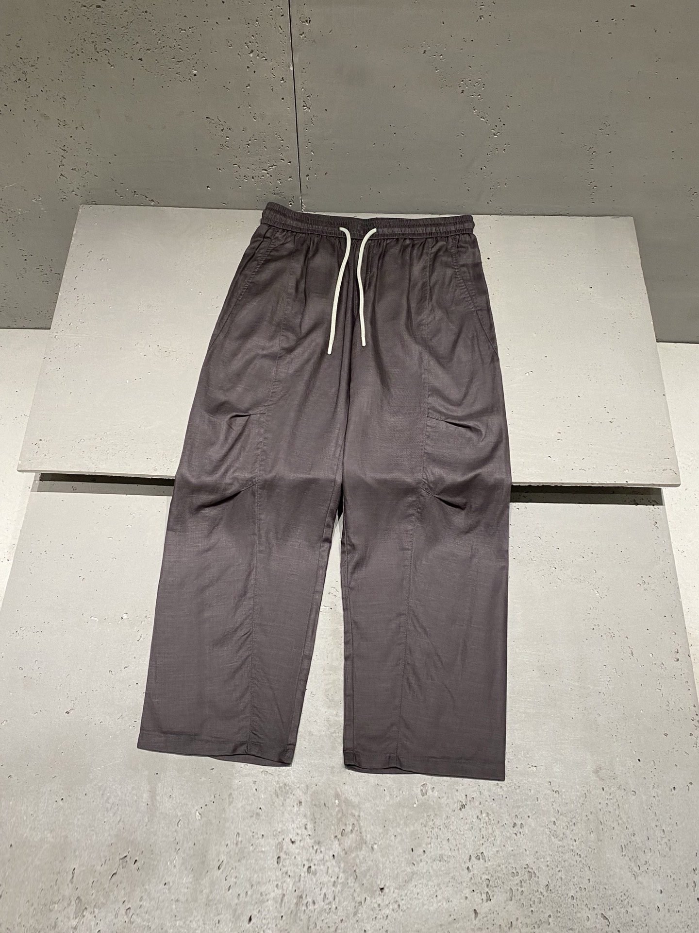 NO:855954,2026 Spring and Summer G*c*i Embroidered Logo Linen Fashion Casual Pants Unrestrained creation of dynamic and attractive, the perfect dress makes it easy to break through fashionable business casual. Natural fine fiber rain dew linen + silk fiber blended material, made of golden ratio combed textile, the texture is very light, thin and soft, has the effect of moisture absorption, heat dissipation and breathability, cool and wide.  The deconstructed thread design and neat sewing show the trendy fashion sense. The elastic drawstring waist + embroidered logo decoration on the back pocket open a new perspective of modern luxury. Color: gray black Size: XS=29/30 S=31/32 M=33/34 L=36/38 Data  S code: waist circumference 80cm - leg circumference 76cm - crotch position 33cm - pants length 105cm M code: waist circumference 84cm - leg circumference 78cm - crotch position 34cm - pants length 106cm L size: waist circumference 88cm - leg circumference 80cm - crotch position 35cm - pants length 107cm,,gold,198609092026春夏G*c*i刺绣标识亚麻时尚休闲裤 无节制的创造动感兼具吸引力,完美着装让时尚商务休闲轻而易举的攻破. 天然细纤维雨露麻料＋丝质纤维混纺材质,黄金比例精梳纺织而成,质地非常轻盈轻薄柔软,具有吸湿散热与透气的效果,凉爽挺阔. 解构提线设计工整的缝制彰显潮流时尚感,弹力抽绳腰间＋后口袋刺绣标识装饰开启现代奢华的新视角. 颜色:灰黑色 尺码:XS=29/30 S=31/32 M=33/34 L=36/38 数据 XS码:腰围76cm-腿围74cm-裆位32cm-裤长104cm S码:腰围80cm-腿围76cm-裆位33cm-裤长105cm M码:腰围84cm-腿围78cm-裆位34cm-裤长106cm L码:腰围88cm-腿围80cm-裆位35cm-裤长107cm,,gold,,Men's clothing