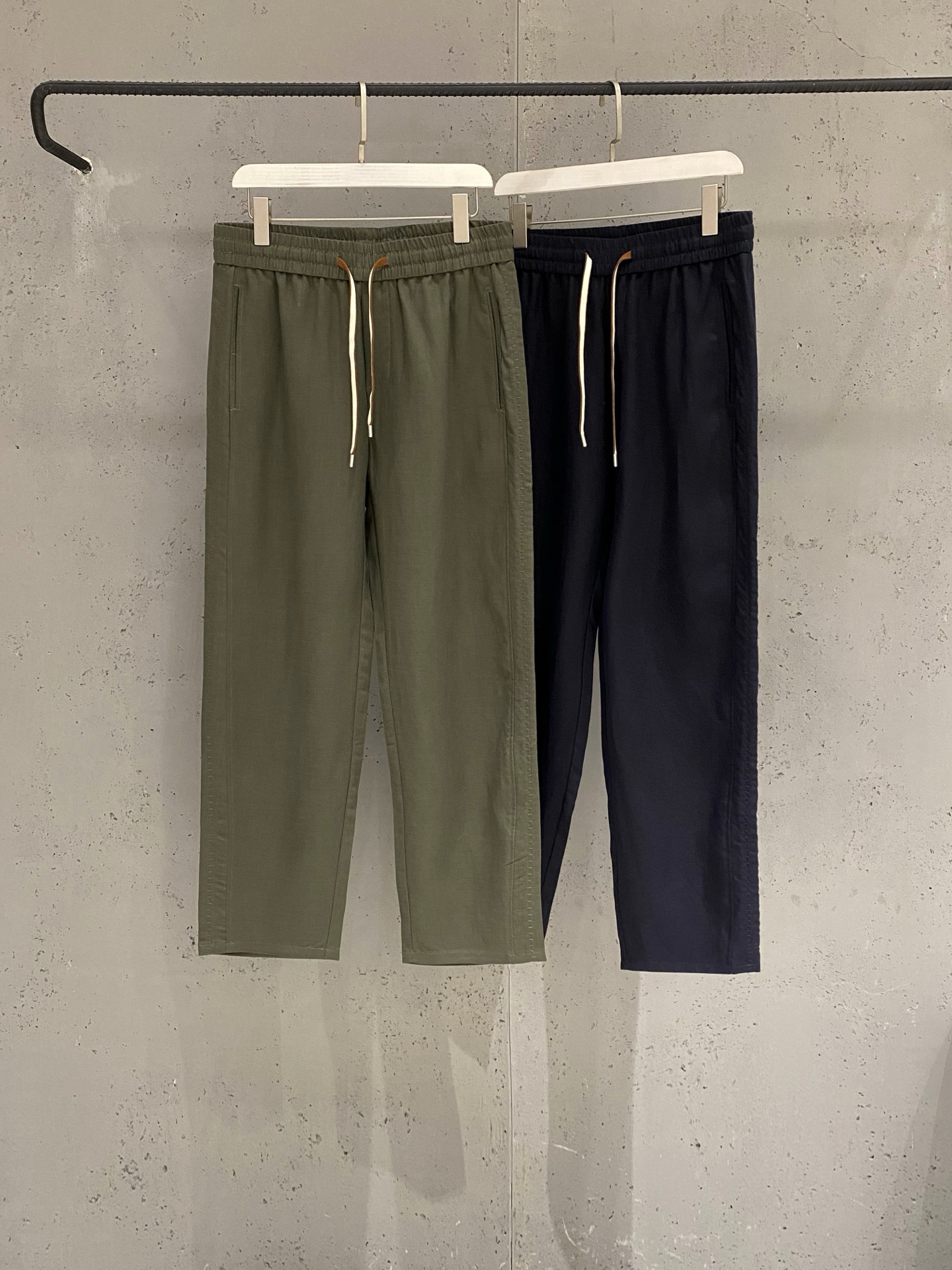 NO:845293,2026 spring and summer Br*n*llo Cu*in*lli high-luxury embroidered logo casual pants Icon fashion treasure pants. Modern and fashionable flavoring can easily control all-weather occasions, simple yet refined style. 'Real luxury goods in the clothing industry' the first choice of urban elites...  The custom-supplied fiber Lyocell + dew linen blended fabric is made of multi-process light spinning. The fabric has a perfect texture and just the right amount of resilience. It looks tall and tough but is actually soft and delicate, with excellent breathability and comfort. The three-dimensional tailoring accommodates the curves of the hips and legs, and the three-needle and five-thread technology ensures the durability of the seams. The elastic waistband is equipped with a drawstring design to adjust the tightness of the waist. This two-pronged approach is suitable for a variety of waist types.  The embroidered logo inherits the strong genes of the brand and interprets the luxury retro style, vividly reflecting the beauty of details. Color: Army Green/Navy Blue, Size 48-56,,198609092026春夏Br*n*llo Cu*in*lli高奢刺绣标识休闲裤 Icon时尚宝藏神裤.现代时尚的调味剂轻松驾驭全天候场合,简约而不失精炼风范.'服装界真正的奢侈品'都市精英的首选… 客供纤维莱赛尔＋雨露亚麻混纺面料,由多工艺轻纺制作而成,布面呈现完美质感,恰到好处的回弹力.看似挺拔硬朗实为柔软细腻,拥有极佳的透气舒适感. 立体裁剪包容臀腿曲线,三针五线工艺确保缝线耐久度,弹力腰头搭配抽绳设计调节腰部松紧,双管齐下适合多种腰型. 刺绣标识Logo传承品牌的强大基因演绎高奢复古风格,淋漓尽致的体现细节美感. 颜色:军绿色/藏蓝色 尺码48-56,,,Men's clothing
