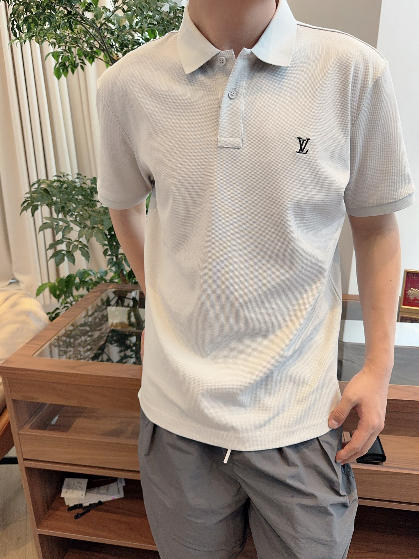 NO:855966,2026 Spring and Summer Vu*tton Paris embroidered logo Polo shirt short-sleeved T-shirt. A timeless classic Polo shirt with an elegant straight-cut design, simple yet noble. Opening up a new high-end fashion! Imported fine mesh piqué cotton fabric, light and breathable, extremely comfortable, soft, delicate and more natural, different from the rough feeling of traditional chromosome cotton.  The chest is decorated with the L* logo. The embroidery process makes the logo stand out. It is a classic product whether it is worn inside or on its own. The tightly ribbed knitted lapel is made of unique double-sided knitting, which is neat and meticulous and is not easy to deform. The color matching design of the collar and cuffs gives the whole body a simple and fashionable brilliance. Same style for men and women. Color: black/grey Size: XS/S/M/L/XL Data  XS size: Bust 106cm - Shoulder width 47cm - Clothing length 69cm - Sleeve length 21cm S size: Bust 110cm - Shoulder width 49cm - Clothing length 71cm - Sleeve length 22cm M size: Bust 114cm - Shoulder width 51cm - Clothing length 73cm - Sleeve length 23cm L size: Bust 118cm - Shoulder width 52cm - Clothing length 75cm - Sleeve length 24cm  XL code: bust 122cm - shoulder width 53cm - length 76cm - sleeve length 25cm, T-shirt, tees, t-shirt,198609092026春夏Vu*tton Paris刺绣标识Polo衫短袖T恤 隽永之作经典款Polo衫,优雅气质型的直筒裁剪设计,简约不失高贵.开启时尚新高端! 进口细支网孔珠地棉面料,轻盈透气,舒适感极佳,柔软细腻更为自然,区别于传统染色体棉质的粗糙感. 胸口饰有L*标识.刺绣工艺让标志彰显特色.无论是内搭还是单穿都是一款经典的产品. 严密罗纹针织翻领采用独特的双面针织而成,工整细致不易变型,领口袖口的色调衔接设计让整体绽放简约感的时尚光彩. 男女同款 颜色:黑色/灰色 尺码:XS/S/M/L/XL 数据 XS码:胸围106cm-肩宽47cm-衣长69cm-袖长21cm S码:胸围110cm-肩宽49cm-衣长71cm-袖长22cm M码:胸围114cm-肩宽51cm-衣长73cm-袖长23cm L码:胸围118cm-肩宽52cm-衣长75cm-袖长24cm XL码:胸围122cm-肩宽53cm-衣长76cm-袖长25cm,,T-shirt,tees，t-shirt,,Men's clothing