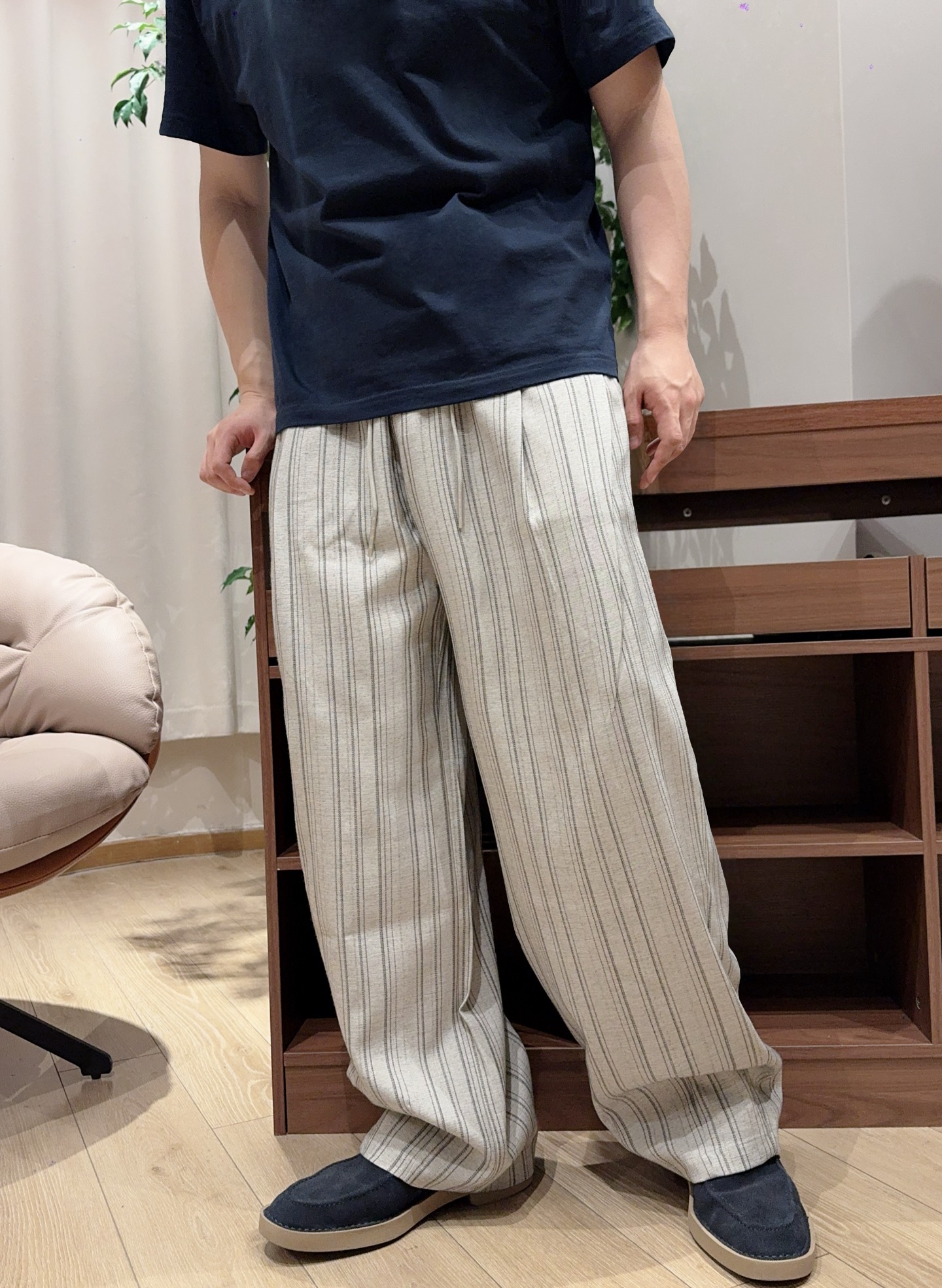 NO:856020,2026 spring and summer Bott*ga Venta high-end home-style striped loose wide-leg casual pants use natural warp and weft to weave a new style of spring and summer poetry. Lazy casual clothing has become the most fashionable focus of the season. Natural breathing system, ins new high-end product, essentials style casual system. Every inch of fabric carries breath, and the relaxation of natural fabric flows between the folds.  Made of high-luxury silk and linen + fine-count slub cotton blend, the overall texture is delicate, comfortable, light and breathable. The tailoring skills need no introduction, and the casual luxury fashion sense is self-evident. Minimalist wide-leg aesthetics, free-body philosophy. The metal rope head has its own texture, and the elastic waist hides a casual code. Let the trousers return to the original narrative of the fabric... Same style for men and women. Color: charcoal gray/beige Size: XS=29/30  S=31/32 M=33/34 L=36/38 Data  L size: waist circumference 88cm - leg circumference 84cm - crotch 37cm - pants length 112cm,,bottega veneta,198609092026春夏Bott*ga Venta高级家居式条纹宽松阔腿休闲裤 以自然经纬,织就春夏新式诗篇.慵懒休闲着装成为当季最时尚的焦点人物. 天然呼吸系,ins新高端产物,Essentials造型的休闲体系.每一寸布料都承载着呼吸,褶皱间流淌着天然织物的松弛感. 高奢丝麻料＋细支竹节棉混纺织造,整体细腻舒适轻薄透气自带纹理织质感,裁剪功底不需要介绍,休闲的奢华时装感不言而喻. 极简阔腿美学,自由体感哲学.金属绳头自带质感,松紧腰间暗藏随性密码.让裤装回归织物的本真叙事… 男女同款 颜色:碳灰色/米灰色 尺码:XS=29/30 S=31/32 M=33/34 L=36/38 数据 XS码:腰围76cm-腿围78cm-裆位34cm-裤长106cm S码:腰围80cm-腿围80cm-裆位35cm-裤长108cm M码:腰围84cm-腿围82cm-裆位36cm-裤长110cm L码:腰围88cm-腿围84cm-裆位37cm-裤长112cm,,bottega veneta,,Men's clothing