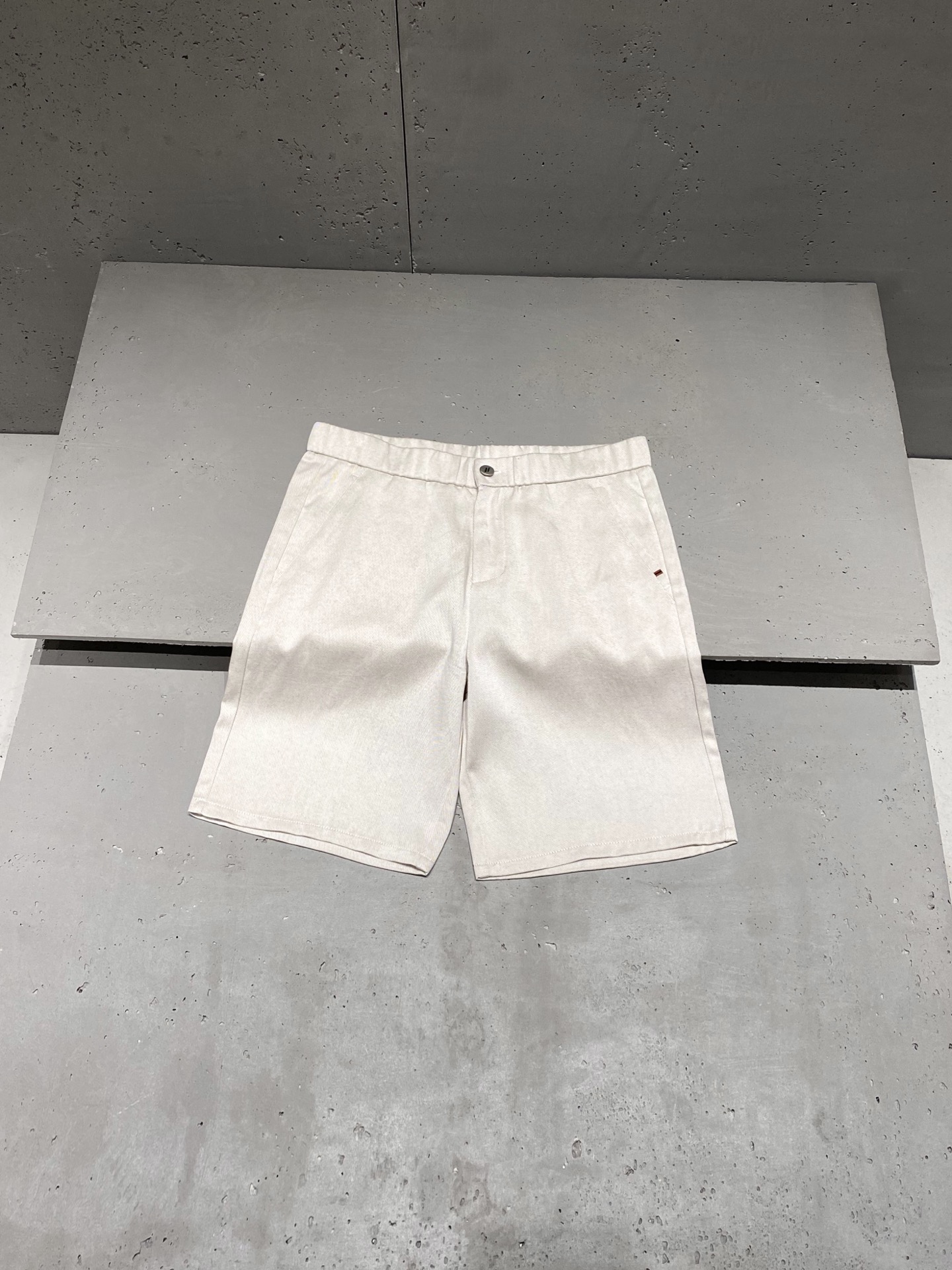 NO:856037,2026 Spring and Summer Ze*na Fashionable Linen Casual Shorts with Embroidered Logo. Modern and fashionable tailored shorts, which can be easily matched with clothes and set off the modern and timeless perfect fashion. Made of imported woven twill cotton + Tencel linen blended fabric. The top-notch soft washing process makes the texture achieve a natural and durable effect, soft and delicate, not stiff, breathable and comfortable, adhering to the modern fashion sense.  Classic casual diagonal pocket style, with neat and detailed topstitching inside and outside. The pocket embroidered logo badge highlights the trend advantage, and is filled with a simple and fashionable atmosphere and high-end texture effect. Color: beige/washed white Size: 31/32/33/34/35/36 Data Size 31: waist 78cm - leg 66cm - crotch 30cm - pants length 52cm  Size 32: waist circumference 80cm - leg circumference 68cm - crotch 32cm - pants length 54cm Code 33: waist circumference 82cm - leg circumference 70cm - crotch 34cm - pants length 55cm Size 34: waist circumference 84cm - leg circumference 72cm - crotch 35cm - pants length 56cm  Size 35: waist circumference 86cm - leg circumference 74cm - crotch position 36cm - pants length 57cm Size 36: waist circumference 88cm - leg circumference 76cm - crotch position 37cm - pants length 58cm,,shorts,198609092026春夏Ze*na 绣标时尚亚麻休闲短裤 现代时尚的剪裁型格短裤,可轻松搭配衣物,衬托现代隽永的完美时尚. 进口梭织斜纹棉＋天丝亚麻混纺面料制作.顶尖柔密水洗工艺让质感达到自然且耐看的效果,柔软细腻不硬梆,透气舒爽秉承现代时尚感. 经典休闲斜插袋款式,内外缉面线工整细致.口袋绣标徽章凸显趋势性优势,洋溢着简约时尚氛围和高级质感效果. 颜色:米杏色/水洗白 尺码:31/32/33/34/35/36 数据 31码:腰围78cm-腿围66cm-裆位30cm-裤长52cm 32码:腰围80cm-腿围68cm-裆位32cm-裤长54cm 33码:腰围82cm-腿围70cm-裆位34cm-裤长55cm 34码:腰围84cm-腿围72cm-裆位35cm-裤长56cm 35码:腰围86cm-腿围74cm-裆位36cm-裤长57cm 36码:腰围88cm-腿围76cm-裆位37cm-裤长58cm,,shorts,,Men's clothing