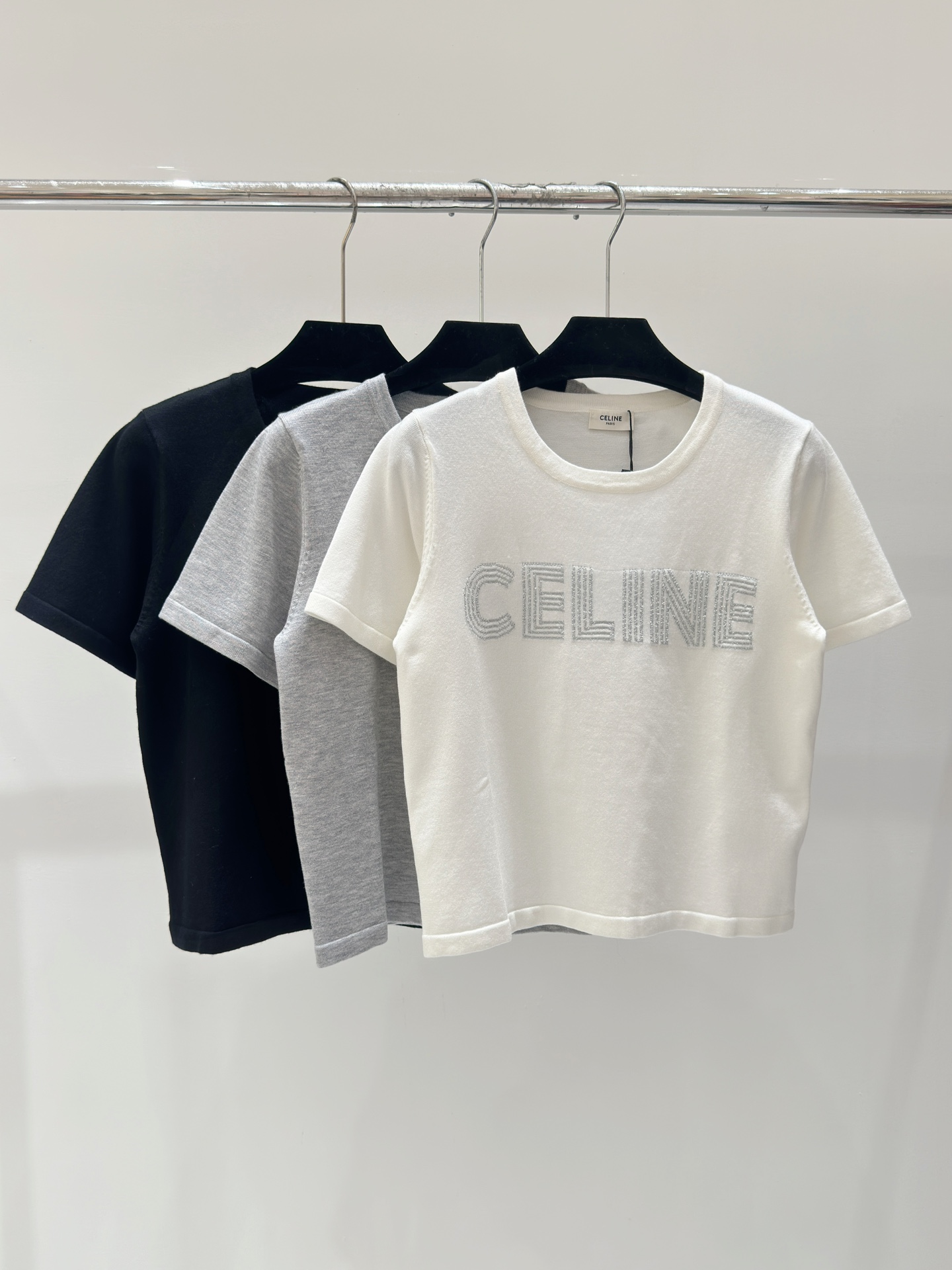 ????????Celine 春夏新款  银线刺绣字母针织短袖\n颜色： 白色 灰色 黑色\n尺码：36.38.40