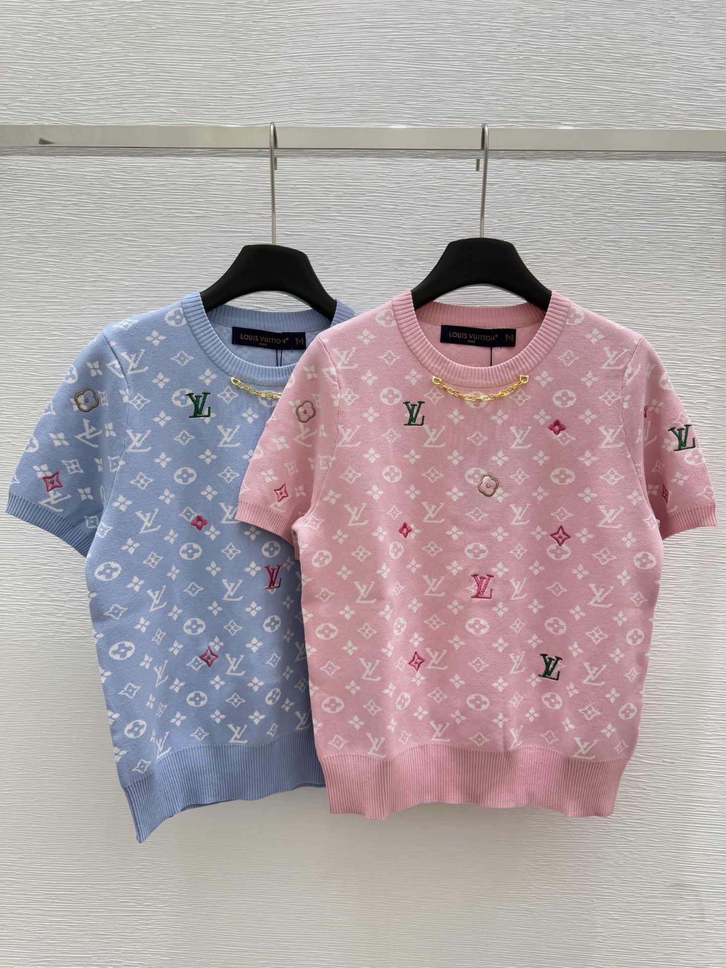 NO:434843,L Home New Summer Style Presbyterian Embroidery Chain Knitted Round Neck Short Sleeve Color Pink Blue Size 36.38.40,,louis vuitton,T-shirt,alexander wang19860909L家 夏季新款 老花刺绣链条针织圆领短袖 颜色粉色 蓝色 尺码36.38.40,,louis vuitton,T-shirt,alexander wang,Women's clothing