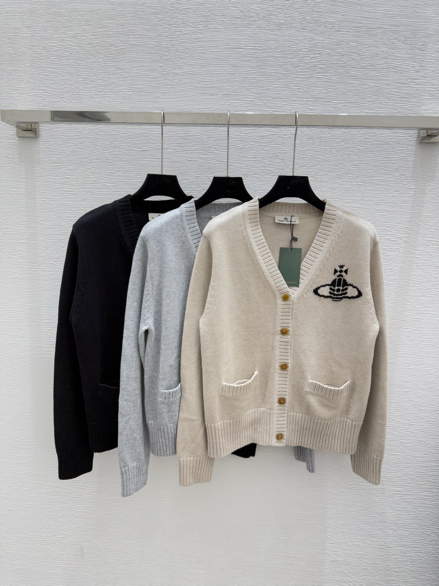 NO:464236,VI Home Early Autumn New Style Queen Mother Print V-neck Knitted Long Sleeve Cardigan Color Apricot Gray Black Size 36.38.40,,alexander wang19860909VI家 早秋新款 西太后印花V领针织长袖开衫 颜色杏色 灰色 黑色 尺码36.38.40,,alexander wang,Women's clothing