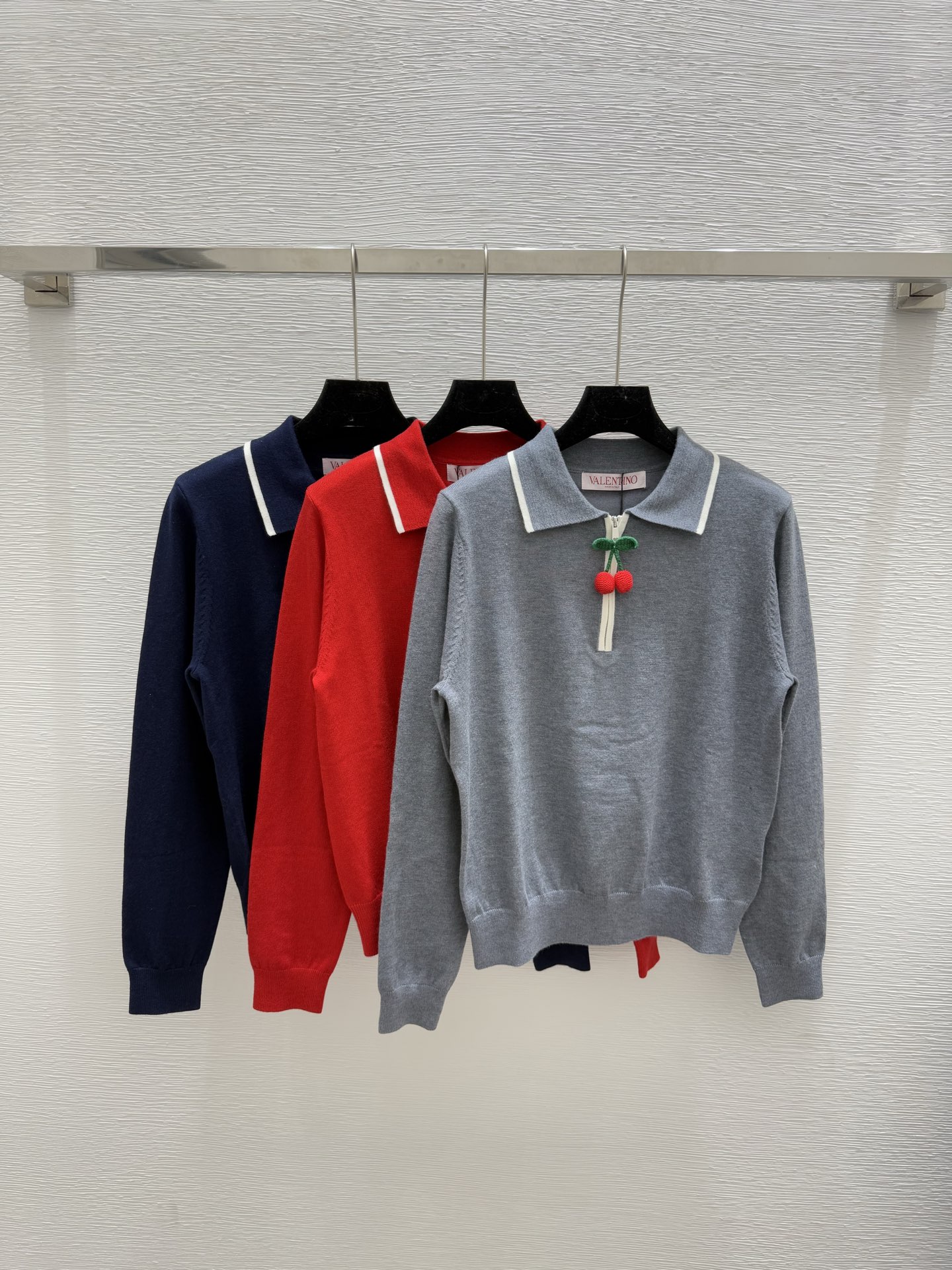 NO:464227,VA Home Early Autumn New Cherry Lapel Knitted Long Sleeve Color Gray Red Royal Blue Size 36.38.40,,alexander wang19860909VA家 早秋新款 樱桃翻领针织长袖 颜色灰色 红色 宝蓝 尺码36.38.40,,alexander wang,Women's clothing