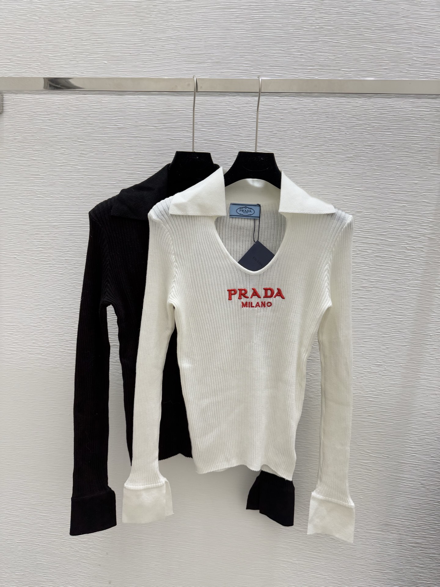 NO:464300,P home, early autumn new style, solid color simple lapel knitted long sleeves, color white, black, size 36.38.40,,alexander wang19860909P家 早秋新款 纯色简约翻领针织长袖 颜色白色 黑色 尺码36.38.40,,alexander wang,Women's clothing