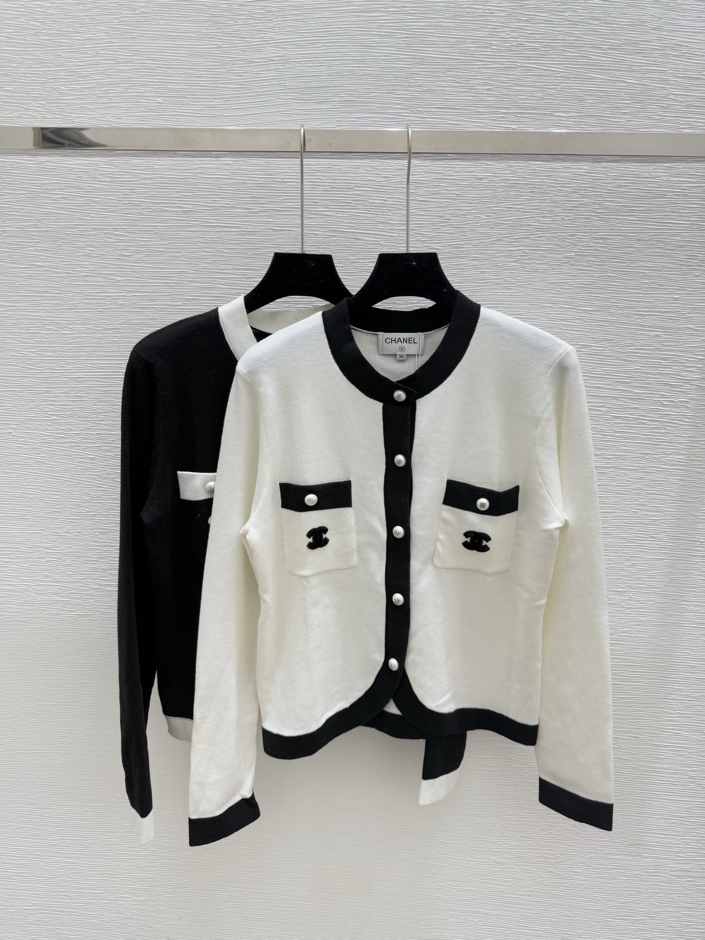 NO:464352,CH Home Early Autumn New Color Block Round Neck Knitted Long Sleeve Cardigan Color White Black Size 36.38.40,,alexander wang19860909CH家 早秋新款 拼色圆领针织长袖开衫 颜色白色 黑色 尺码36.38.40,,alexander wang,Women's clothing