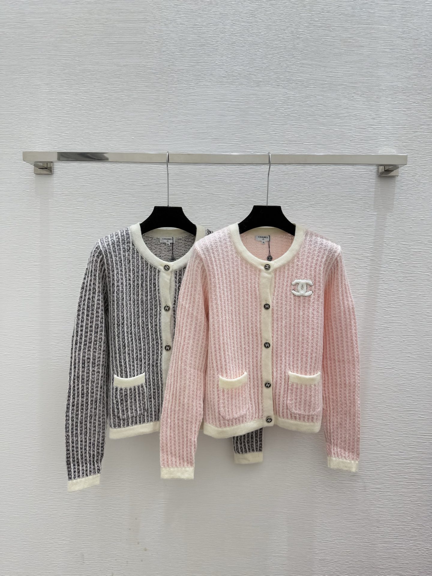 NO:569488,CH Home Early Autumn New Style Contrast Color Simple Round Neck Knitted Long-Sleeved Cardigan Color Pink Black Size 36.38.40,,alexander wang19860909CH家 早秋新款 撞色简约圆领针织长袖开衫 颜色粉色 黑色 尺码36.38.40,,alexander wang,Women's clothing