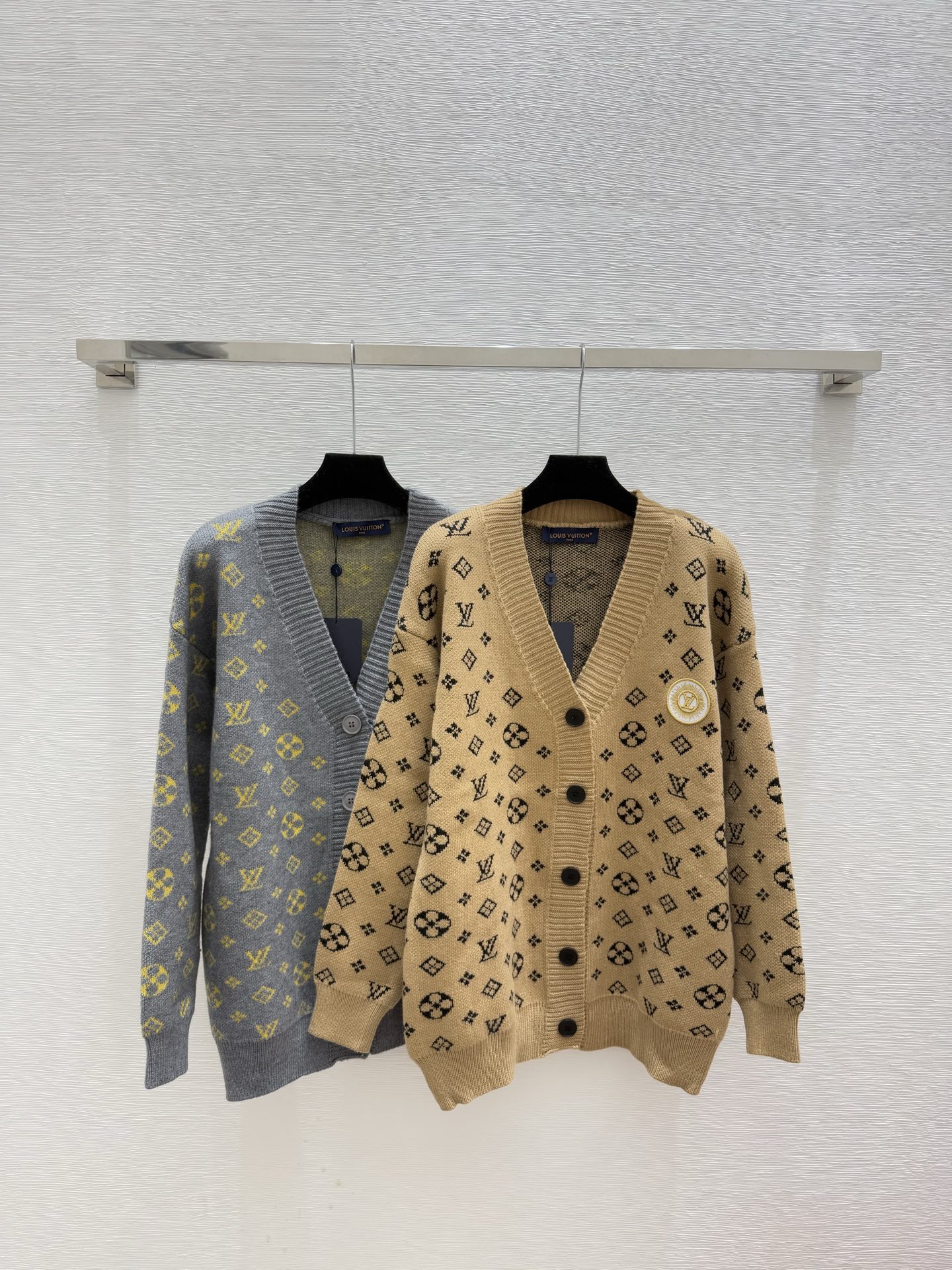 NO:569583,L family early autumn new style presbyopic letter V-neck knitted long-sleeved cardigan color khaki gray size 36.38.40, louis vuitton, alexander wang19860909L家 早秋新款 老花字母V领针织长袖开衫 颜色卡其 灰色 尺码36.38.40,,louis vuitton,alexander wang,Women's clothing