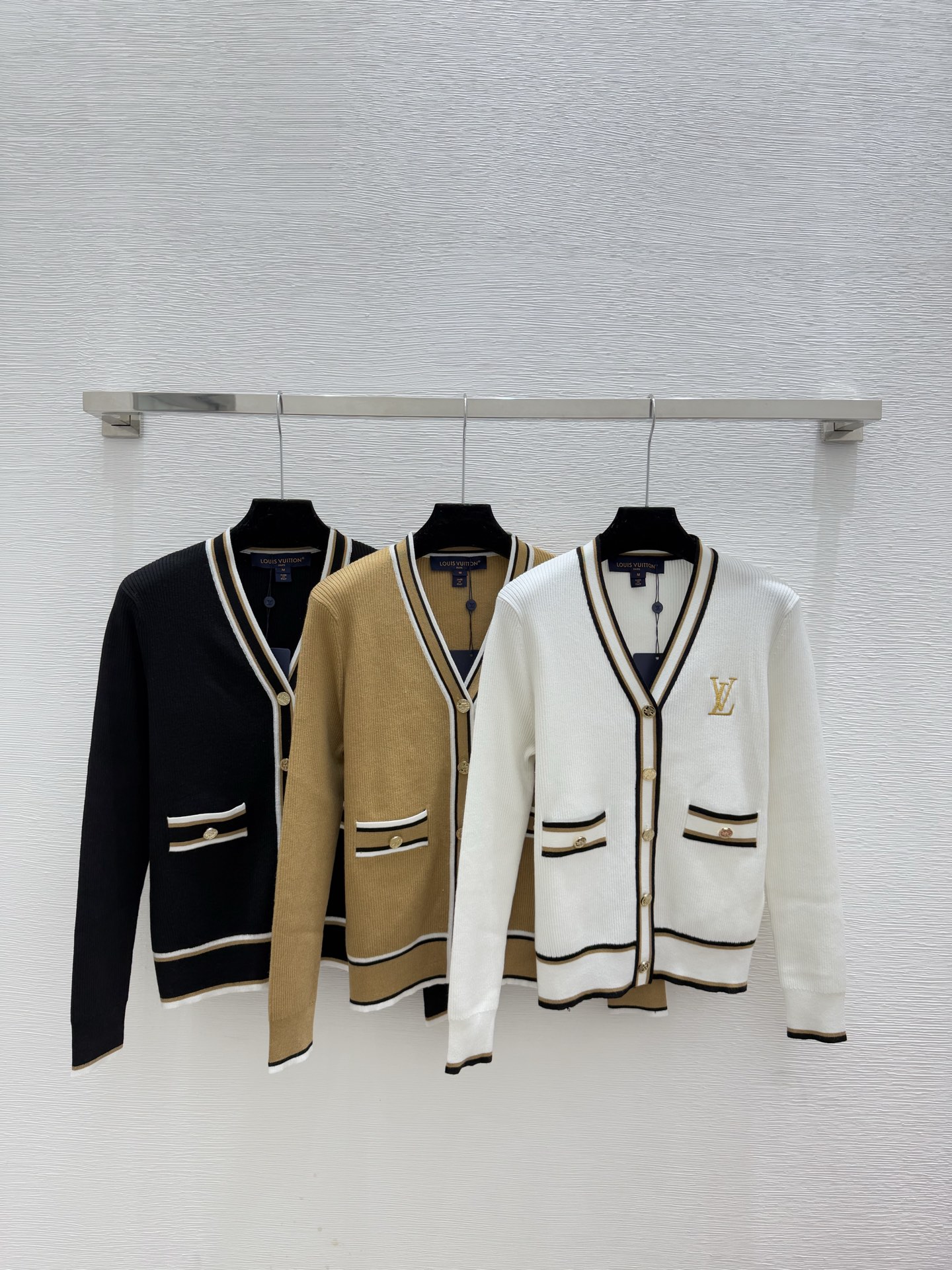 NO:569586,L's new early autumn style contrast striped V-neck knitted long-sleeved cardigan color white khaki black size 36.38.40, louis vuitton, alexander wang19860909L家 早秋新款 撞色条纹V领针织长袖开衫 颜色白色 卡其 黑色 尺码36.38.40,,louis vuitton,alexander wang,Women's clothing