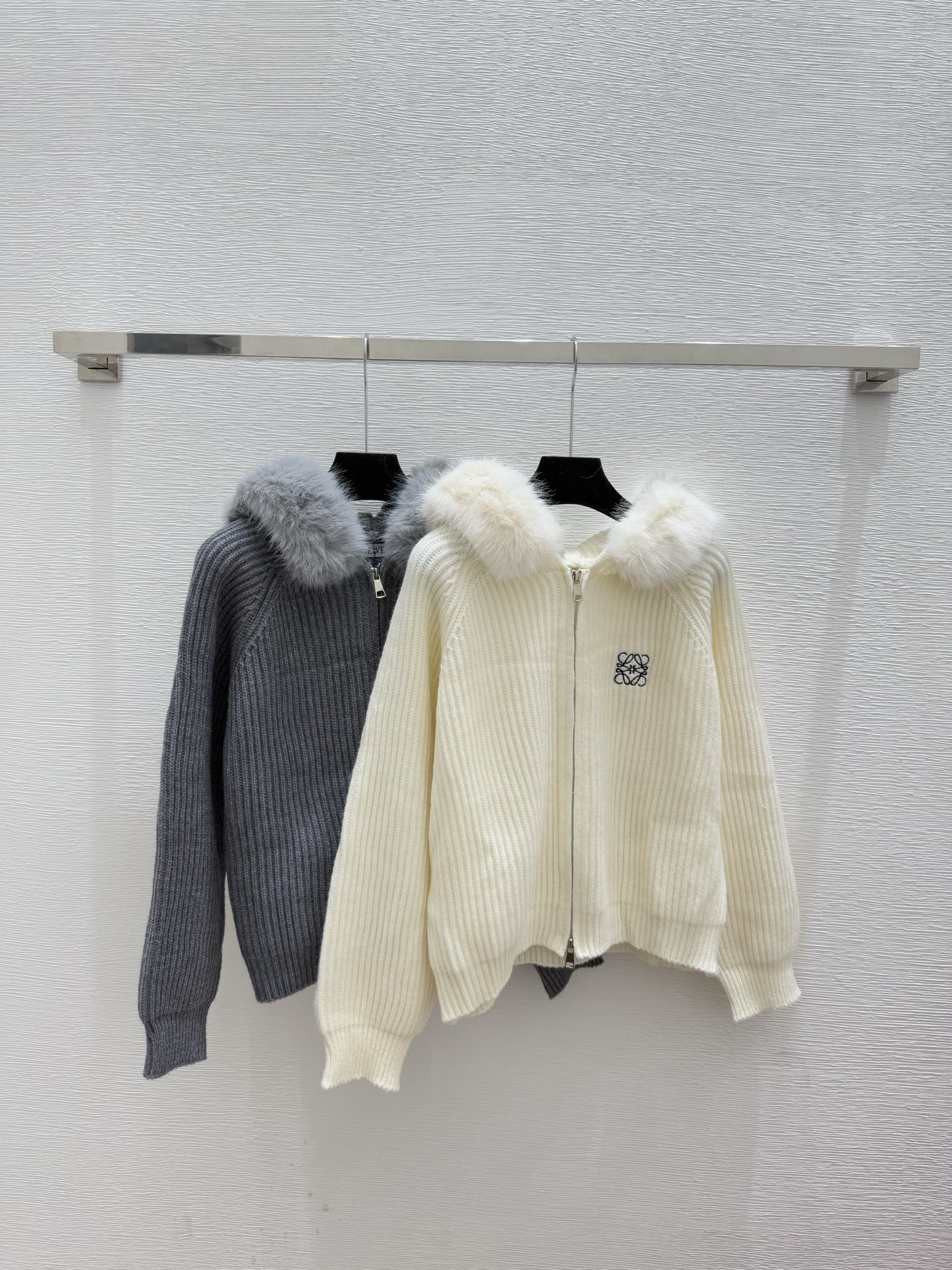 NO:569591,LO family early autumn new solid color hooded feather knitted long-sleeved cardigan color white gray size 36.38.40,,hats,alexander wang19860909LO家 早秋新款 纯色连帽羽饰针织长袖开衫 颜色白色 灰色 尺码36.38.40,,hats,alexander wang,Women's clothing