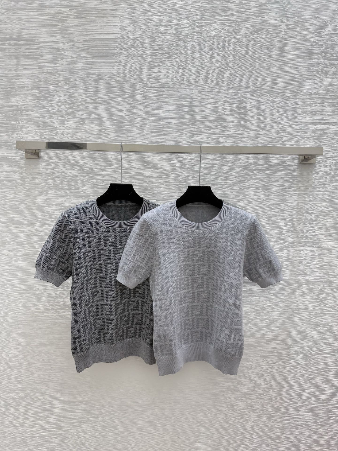 NO:569597,F Home Summer New Style Presbyopic Letter Jacquard Round Neck Knitted Short Sleeves Color Light Gray Dark Gray Size 36.38.40,,fendi,T-shirt,alexander wang19860909F家 夏季新款 老花字母提花圆领针织短袖 颜色浅灰 深灰 尺码36.38.40,,fendi,T-shirt,alexander wang,Women's clothing