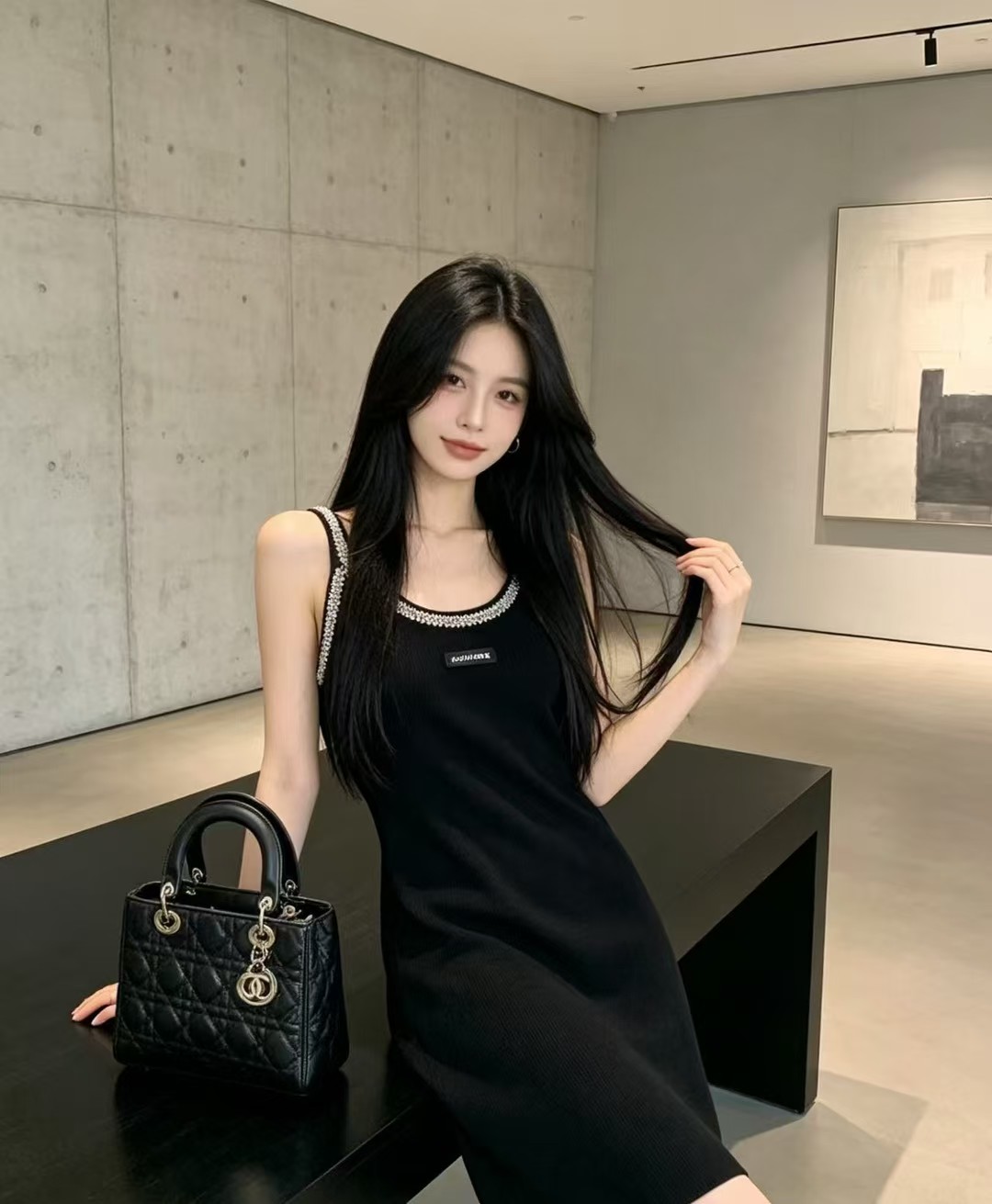 🆕M家🆕 春夏新款 撞色钉珠圆领针织吊带裙颜色：白色 黑色尺码：36.38.40