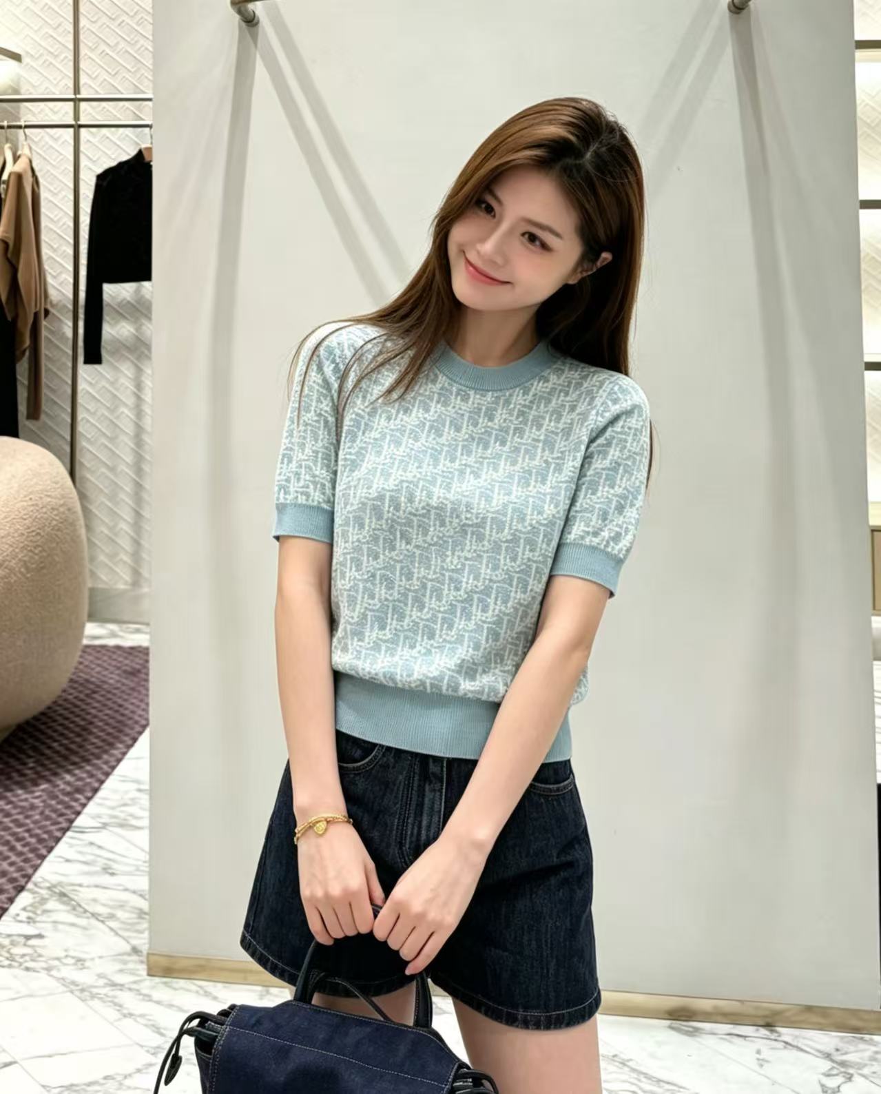 🆕D家🆕 春夏新款 撞色老花字母圆领针织短袖颜色：蓝色 卡其尺码：36.38.40