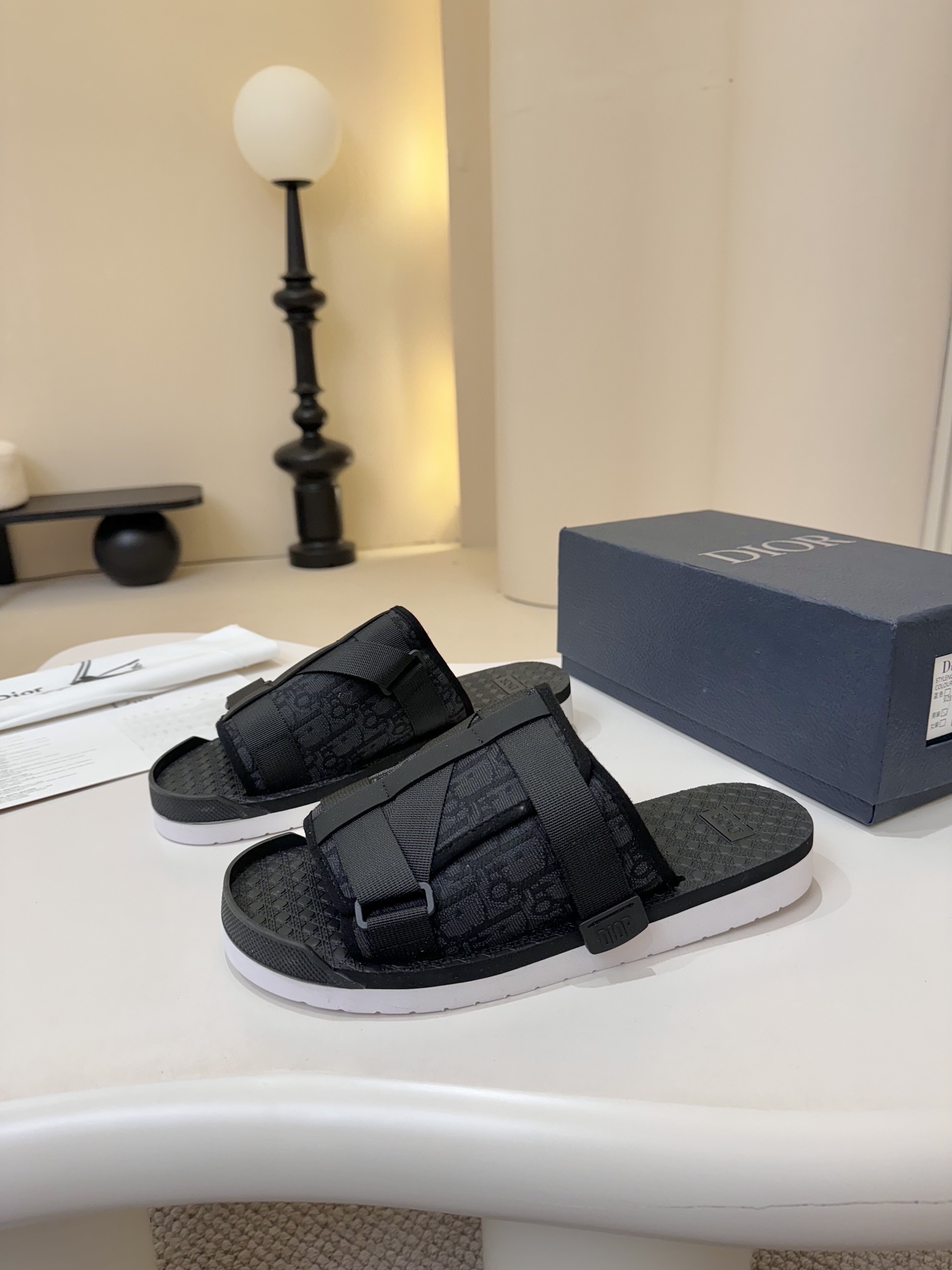 NO:353754,【Dior】 -Size 38-46 Dior D family classic men's slippers, high-end boutique, original material, pure cotton printed canvas upper, fine workmanship, super soft sole, casual, loose and comfortable, must-have in summer!  ,dior,dior,dior,dior,slippers19860909【 Dior】 -Size 38-46 迪奥 Dior D家经典男士拖鞋,高端精品,原版材质,鞋面纯棉印花帆布,精细做工,鞋底超软,休闲宽松舒适型,夏季必入哦！,,dior,dior,dior,slippers,Men's shoes