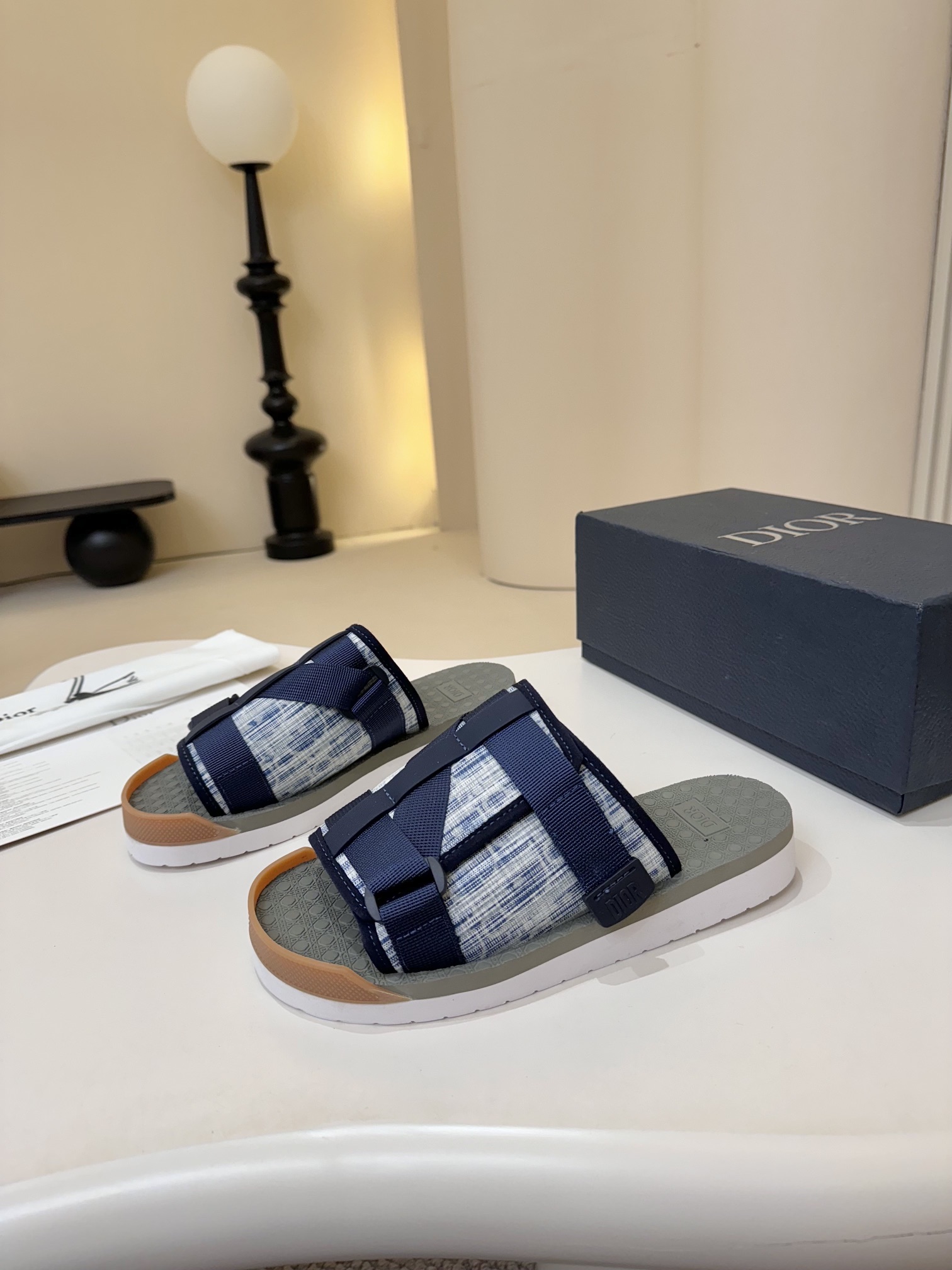 NO:353771,【Dior】 -Size 38-46 Dior D family classic men's slippers, high-end boutique, original material, pure cotton printed canvas upper, fine workmanship, super soft sole, casual, loose and comfortable, must-have in summer!  !  ,dior,dior,dior,dior,slippers19860909【 Dior】 -Size 38-46 迪奥 Dior D家经典男士拖鞋,高端精品,原版材质,鞋面纯棉印花帆布,精细做工,鞋底超软,休闲宽松舒适型,夏季必入哦！！,,dior,dior,dior,slippers,Men's shoes