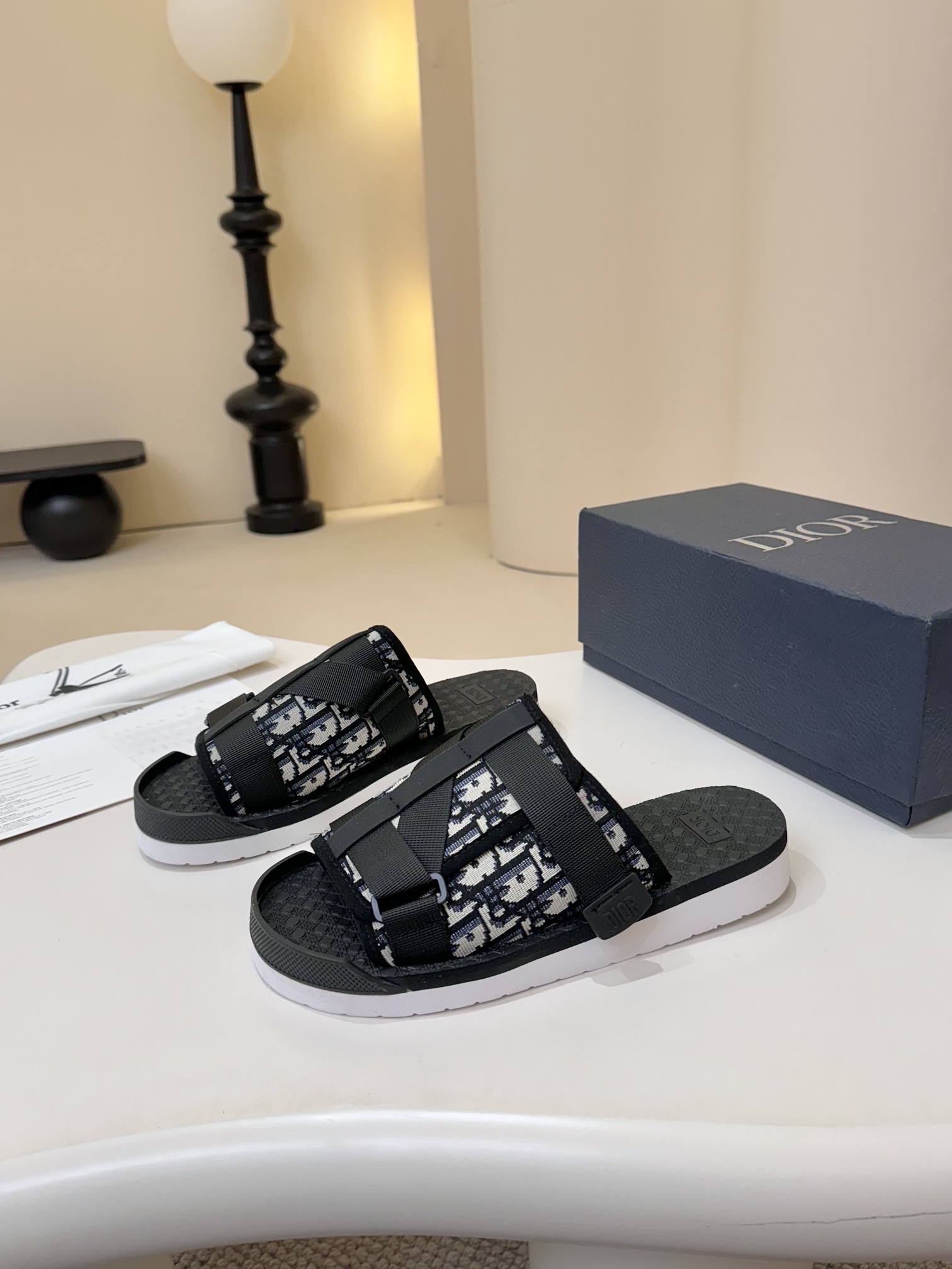 NO:275340,Real price Dio*~Home classic men's slippers, high-end quality, original material, pure cotton printed canvas upper, fine workmanship, super soft sole, casual, loose and comfortable, must-have in summer!  38-45,,dior,slippers19860909实价 Dio*～家经典男士拖鞋,高端精品,原版材质,鞋面纯棉印花帆布,精细做工,鞋底超软,休闲宽松舒适型,夏季必入哦！ 38-45,,dior,slippers,Men's shoes