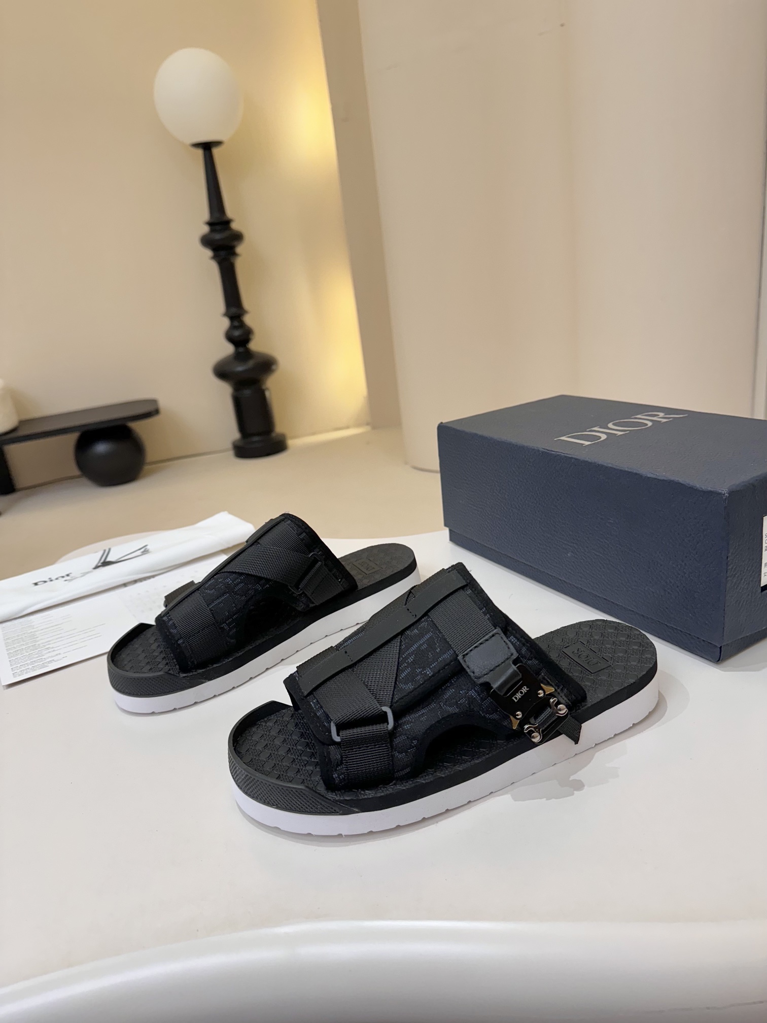 NO:275342,Real price Dio*~Home classic men's slippers, high-end quality, original material, pure cotton printed canvas on the upper, perfect hardware fine workmanship, super soft sole, casual, loose and comfortable, must-have in summer!  38-45,,dior,slippers19860909实价 Dio*～家经典男士拖鞋,高端精品,原版材质,鞋面纯棉印花帆布,完美五金精细做工,鞋底超软,休闲宽松舒适型,夏季必入哦！ 38-45,,dior,slippers,Men's shoes