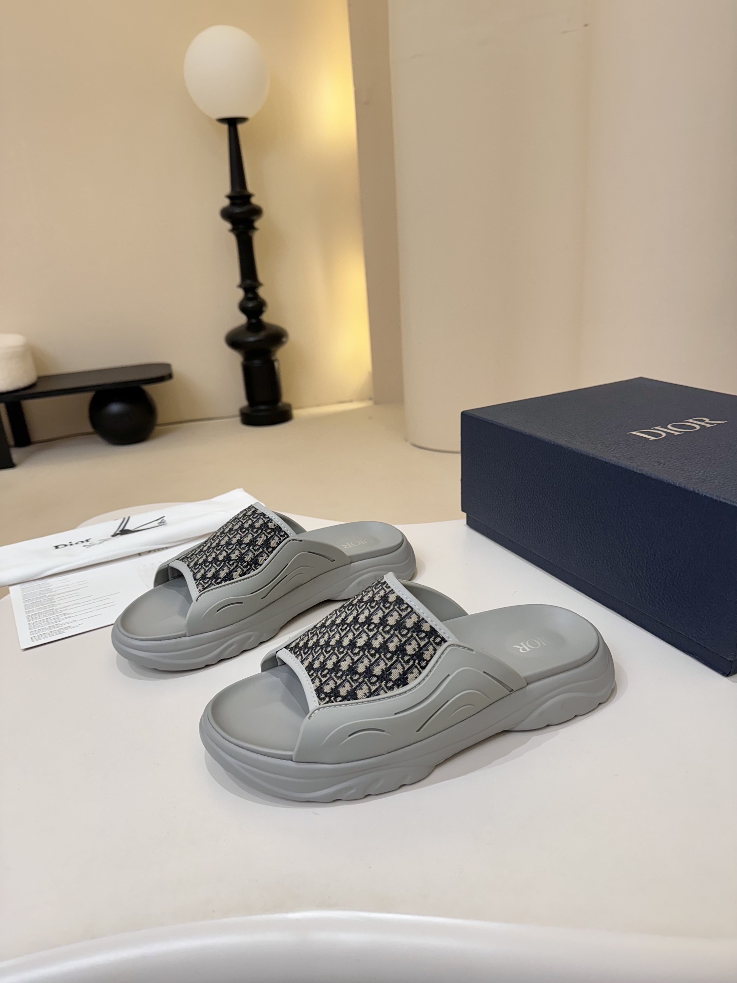 NO:275344,Real price Top high-end Dio*~Home classic men's slippers, high-end boutique, original material, PCT special printed canvas on the upper, perfect hardware fine workmanship, super soft sole, casual, loose and comfortable, must-have in summer!  38-45,,dior,slippers19860909实价 顶级高端Dio*～家经典男士拖鞋,高端精品,原版材质,鞋面PCT特殊印花帆布,完美五金精细做工,鞋底超软,休闲宽松舒适型,夏季必入哦！ 38-45,,dior,slippers,Men's shoes