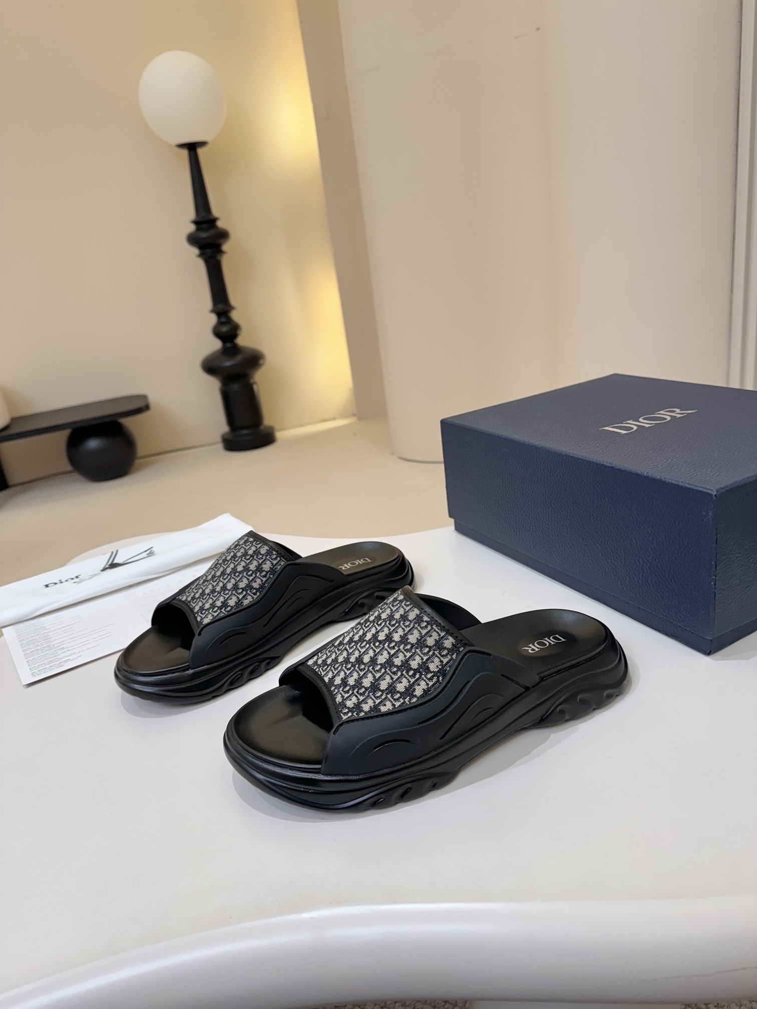 NO:275343,Real price Top high-end Dio*~Home classic men's slippers, high-end boutique, original material, PCT special printed canvas on the upper, perfect hardware fine workmanship, super soft sole, casual, loose and comfortable, must-have in summer!  38-45 38-45,,dior,slippers19860909实价 顶级高端Dio*～家经典男士拖鞋,高端精品,原版材质,鞋面PCT特殊印花帆布,完美五金精细做工,鞋底超软,休闲宽松舒适型,夏季必入哦！ 38-45 38-45,,dior,slippers,Men's shoes