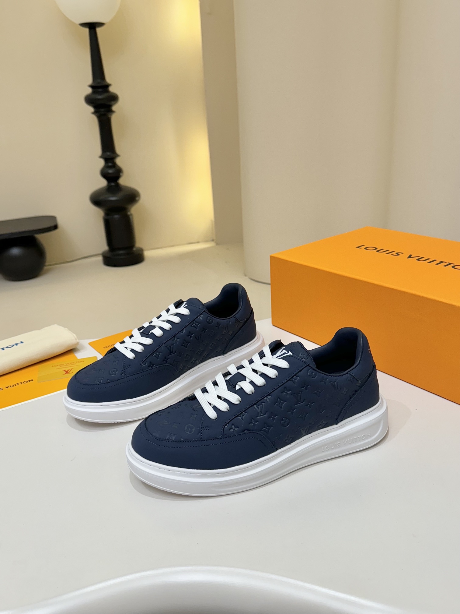 NO:276424,[L Home] Top Size39-44 (customized by 38.45) Lv men's classic casual sneakers, this Beverly Hills sneakers are soft leather to depict the classic Monogram print, creating an elegant upper. They are embellished with Louis Vuitton logo. The lining inner sole and technological lining are upgraded to comfort again. The interior is imported from Italy, with high-end and comfortable inside, and the original outsole is light and wear-resistant!  Pure handmade, details determine quality!  !  , louis vuitton, louis vuitton, louis vuitton, sneakers, cowhide19860909【 L家】顶级 Size39-44（38.45定做） Lv男士经典休闲运动鞋,本款 Beverly Hills 运动鞋为柔软牛皮革描摹经典 Monogram 印花,塑造优雅鞋面.其上点缀路易威登标识.加衬内底和科技内衬再度升级舒适体验.意大利进口透气网内里高档舒适,原版大底轻盈耐磨！纯手工制作,细节决定品质！！,,louis vuitton,louis vuitton,louis vuitton,sneakers,cowhide,Men's shoes