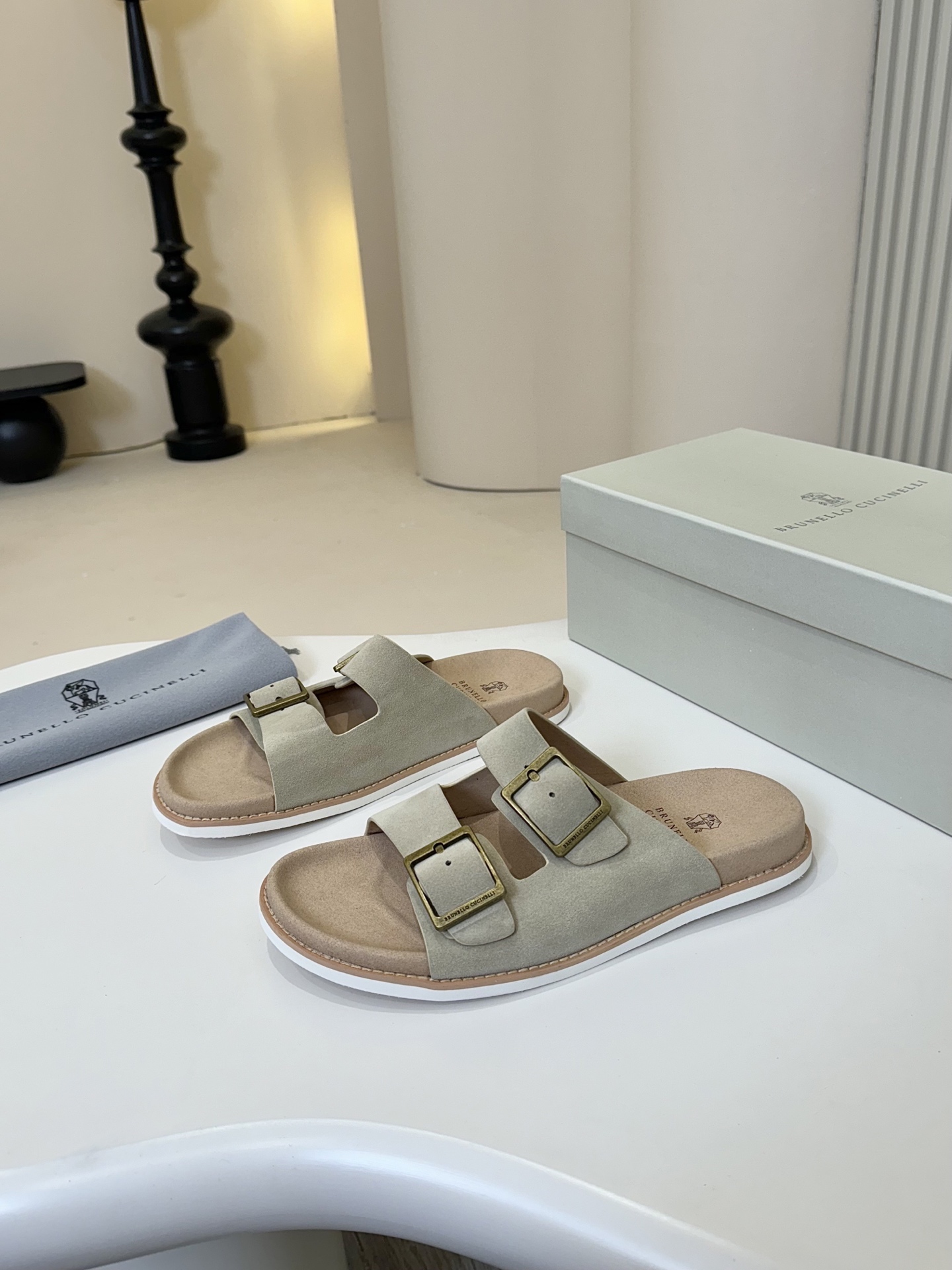 NO:280553,New Brunello Cucinelli BC Men's Casual Men's Sandals!  The uppers of this sandals are made of high mercerized water-washed fur imported from Italy. The inner and insole leather are also of the same grade. The outer waist of the upper is inlaid with brand electroplating and old craft buckles. The buckles can also be retracted at will, and you can control the weight loss foot!  The middle-level footbed is the original 1:1 replica private model, full of three-dimensional and skin-friendly feeling!  The bottom bottom is a high-density and elastic rubber foam cut material, which is wear-resistant and not easy to deform!  The surface surface of the large bottom is covered with 4mm thick Italian imported PVC edge strips, and the cost of this edge strip is dozens of meters!  This sandals are classic and never out of date!  The unique logo on the outsole and the unique water ripples groove design make the luxury instantly burst!  I don’t have to change my shoes this summer!  The shoe box uses an original drawer shoe box and is equipped with a shoe storage bag!  Size38-44 (45.46 custom made), brunello cucinelli,slippers19860909新款 Brunello Cucinelli BC男士休闲男凉拖鞋！此款凉拖鞋鞋面料采用意大利进口高丝光水洗翻毛皮,内里和鞋垫皮也是同等级皮革,鞋面外腰部位镶嵌品牌电镀做旧工艺扣带,扣带还可以随意伸缩,减肥脚廋都可以驾驭！中层脚床为原版1:1复刻私模,立体感和亲肤感十足！下层大底是高密度弹性大的橡胶发泡裁料,耐磨不易变形！大底表层周圈贴4mm厚意大利进口pvc沿条,光这种沿条成本都好几十块米了！此款凉拖鞋鞋型堪称经典,永不过时！外底上的个性logo和独特的水波纹凹槽设计,奢华度瞬间爆棚！带上它这个夏天就不用再换鞋了！鞋盒采用原版抽屉式鞋盒,配鞋履收纳袋！ Size38-44（45.46定做）,,brunello cucinelli,slippers,Men's shoes