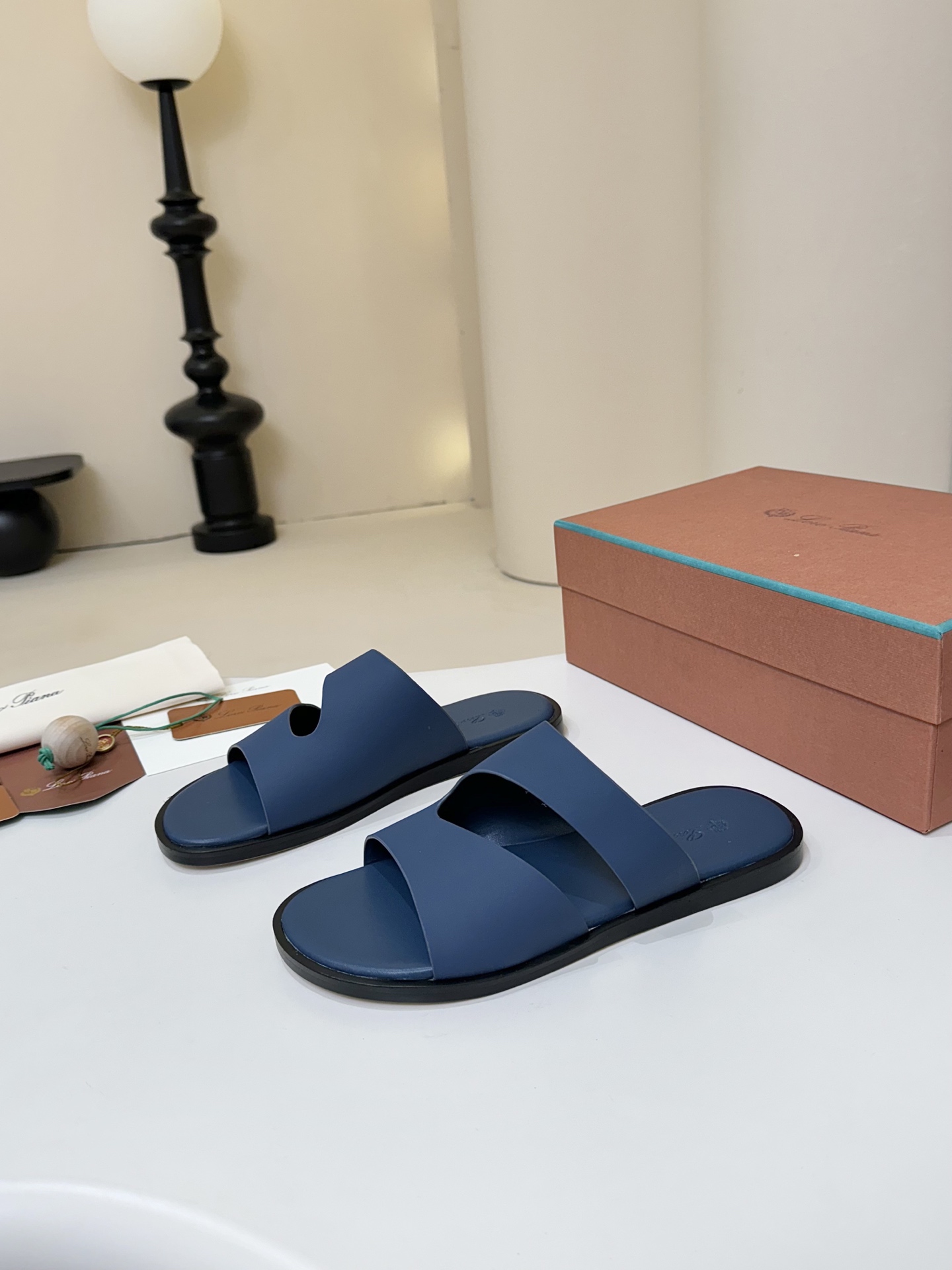 NO:347489,【Loro Piana】 38-44 (45.46 customized) LP Loro Piana* top-quality authentic high-end early spring model purchase original version 1:1 copy. The existing Loro Piana company was founded on April 24, 194. The family business has been the sixth generation, providing high-quality products for customers who value taste and quality requirements. Imported silk calfskin fabric. The inner part is imported A-grade sweat-absorbing and breathable. Pure hand genuine packaging. The original one-to-one mold opening bottom. The love of the rich people in the Middle East loves sandals.,,loro piga,loro piga,cowhide19860909【Loro Piana】 码数38-44(45.46定做 ) LP Loro Piana*顶级正品级高版早春季款购买原版1:1复制 于194月24日一手创立现有的Loro Piana公司.家族经营至今已是第六代,为讲求品味及对质量有要求的顾客提供上等的优质商品 进口丝绸小牛皮面料 内里采用进口A级吸汗透气里  纯手正品包装 原版一比一开模大底 中东土豪们的心头爱凉拖.,,loro piana,loro piana,cowhide,Men's shoes