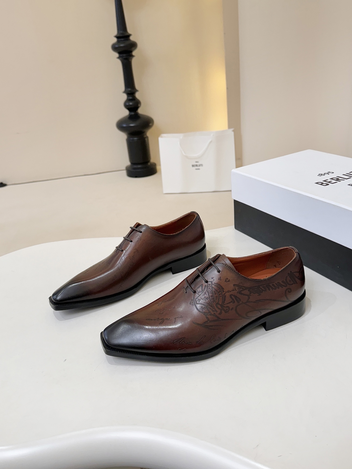 NO:887500,B Top Purchasing Agent Cloth The casual series of leather shoes of the Street God are on sale at the same time at the counter. Original configuration, Italian imported cowhide fabric, fully imported water-dyed cowhide lining, soles specially provided by Emperor Emperor. The original sole is super comfortable. The original factory and single goods are of high quality. You can enter and exit the counter at will. You are welcome to compare and synchronize with the counter. The code number is 39-44 (order 37.38 45 46),,cowhide19860909B 顶级代购 布 炸街男神休闲系列皮鞋专柜同步发售原厂配置,意大利进口牛皮面料,全进口水染牛皮里垫,鞋底帝原厂特供原版底超级舒适,原厂跟单货 高品质,可随意进出专柜,欢迎对比专柜同步,码数 39-44（订37.38 45 46）,,cowhide,Men's shoes