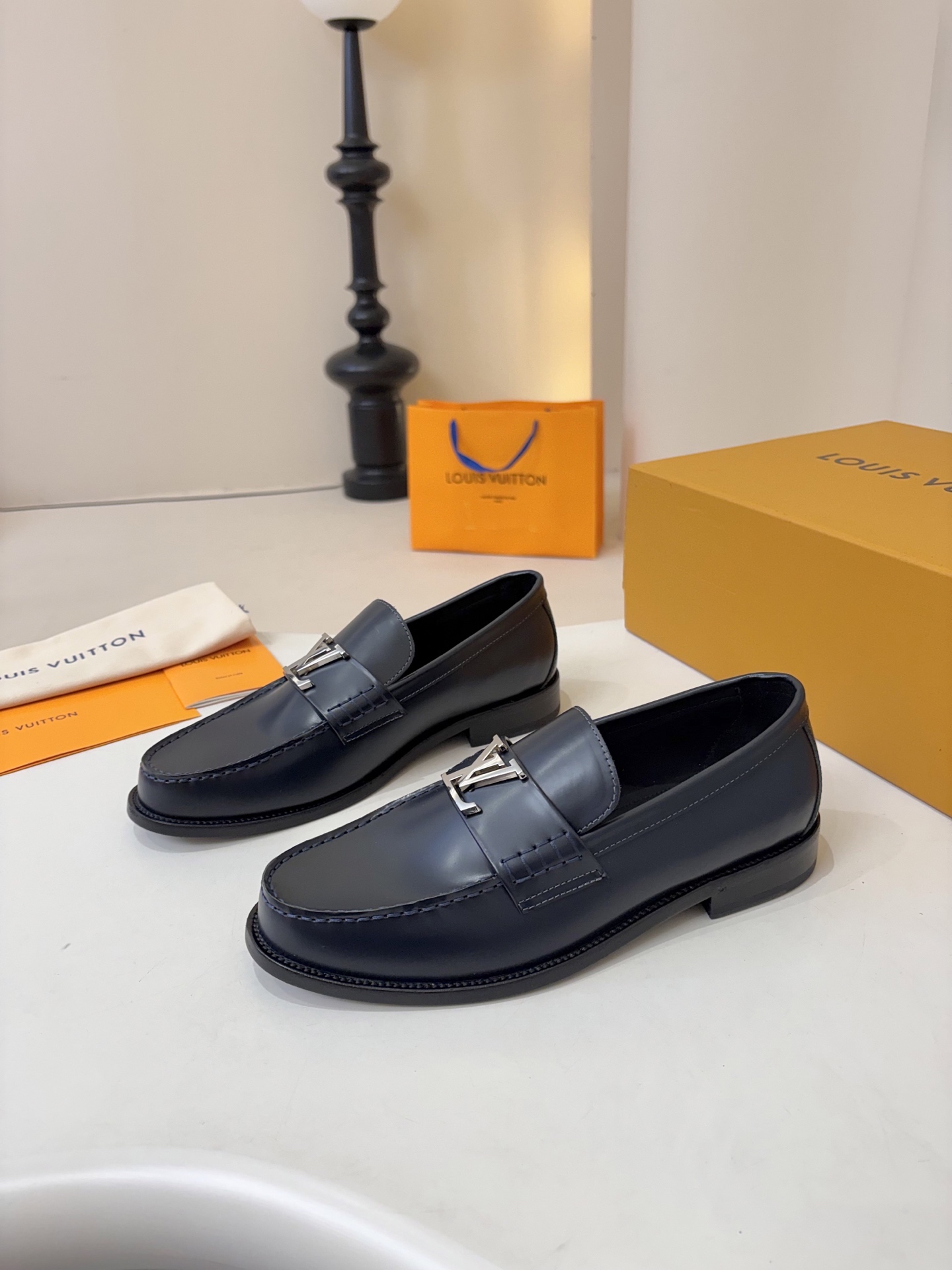 NO:887481,The new LV men's casual genuine leather shoes series are available at the counter at the same time. Original factory configuration, original calfskin fabric imported from Italy, breathable and comfortable imported water-dyed cow lining, sole original factory special leather outsole can be entered and exited the counter at will. Welcome to compare at the counter at the same time, code number 39-44 (order 38 45 46), louis vuitton, cowhide, Leather soles19860909新款 LV男神休闲真皮底皮鞋系列专柜同步发售原厂配置,意大利进口原版小牛皮面料,透气舒适进口水染牛里垫,鞋底立原厂特供真皮大底可随意进出专柜,欢迎对比专柜同步,码数 39-44（订38 45 46）,,louis vuitton,cowhide,Leather soles,Men's shoes