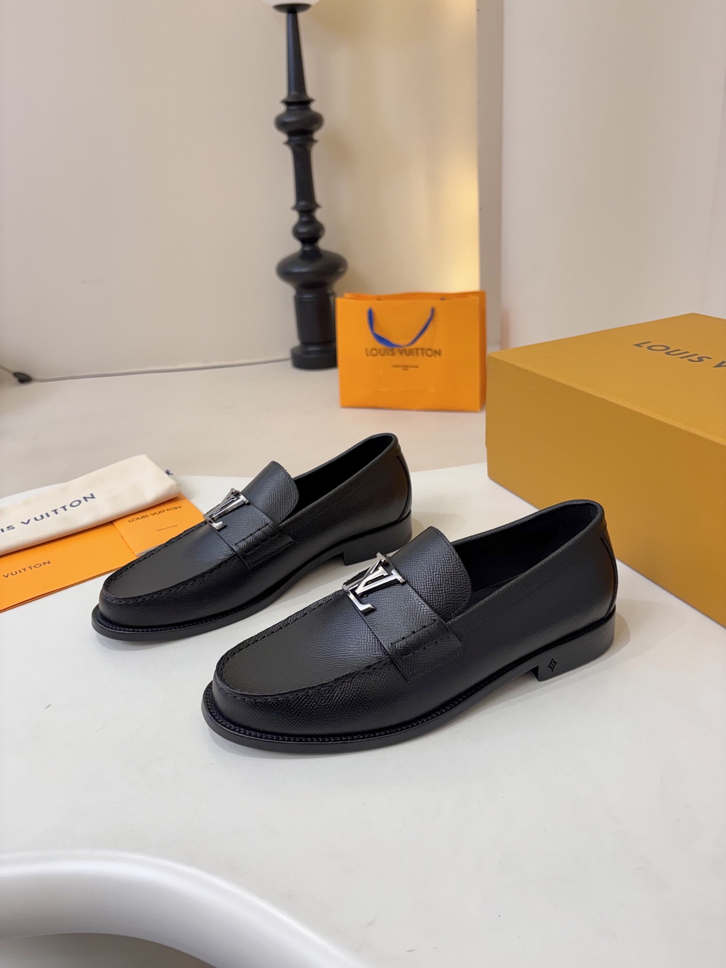 NO:887490,The new LV men's casual genuine leather shoes series are available at the counter at the same time. Original factory configuration, original calfskin fabric imported from Italy, breathable and comfortable imported water-dyed cow lining, sole original factory special leather outsole can be entered and exited the counter at will. Welcome to compare at the counter at the same time, code number 39-44 (order 38 45 46), louis vuitton, cowhide, Leather soles19860909新款 LV男神休闲真皮底皮鞋系列专柜同步发售原厂配置,意大利进口原版小牛皮面料,透气舒适进口水染牛里垫,鞋底立原厂特供真皮大底可随意进出专柜,欢迎对比专柜同步,码数 39-44（订38 45 46）,,louis vuitton,cowhide,Leather soles,Men's shoes