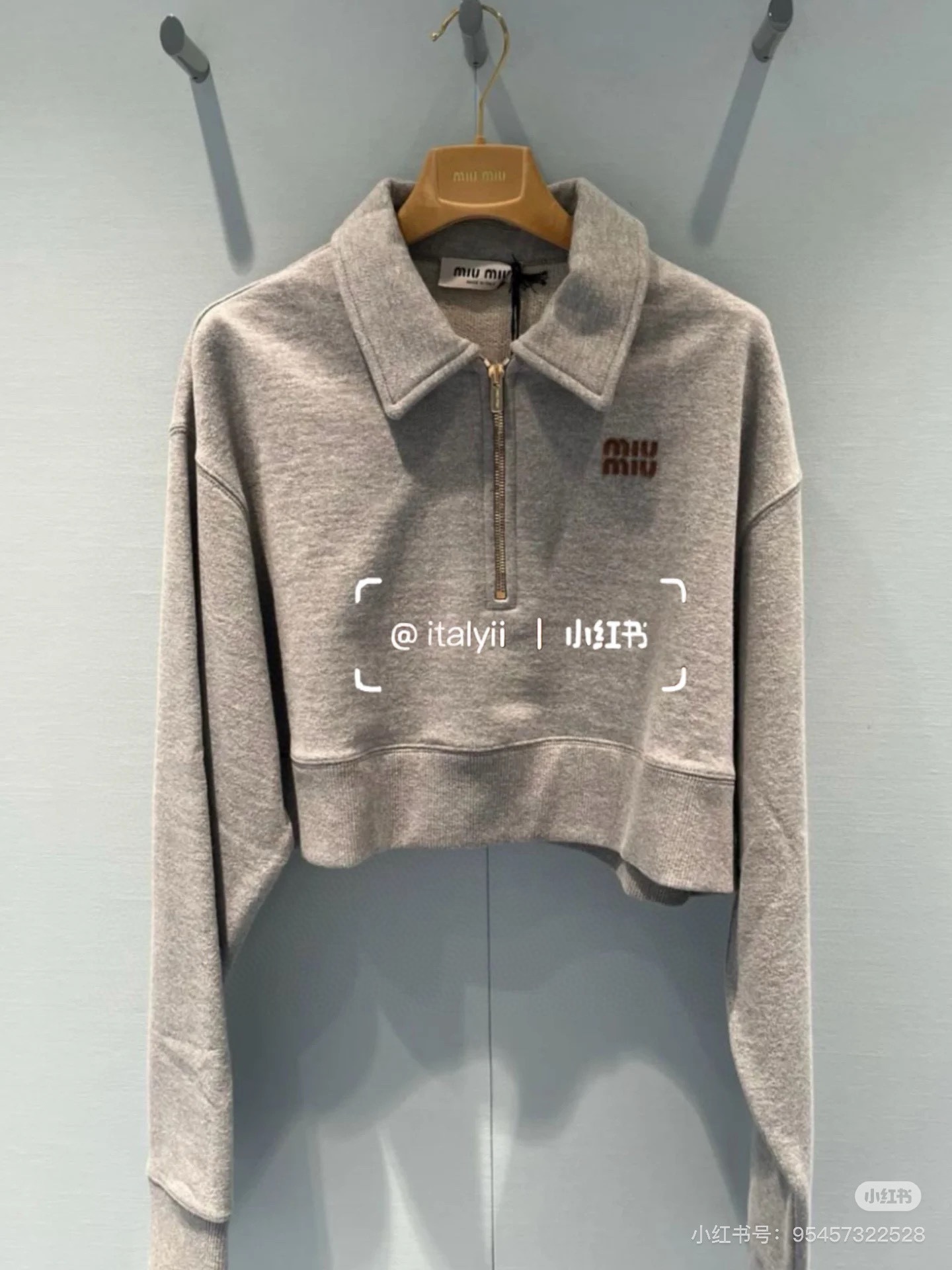 NO:319345,Batch (sweater) Batch (shorts) Miu*iu 25Ss early spring new style logo decoration short sweatshirt. Original development High-end production!  Zippered lapels are both casual and cool, very handsome!  The lapel design is very beautiful on the upper body. It can be easily trendy out of the street. It can also have the lazy taste of the street and is also very casual and fashionable. Customized fabrics are easy to use. The texture is super good. Babies. Make arrangements quickly [let me see] Spot SML,,miumiu,hoodie,sweatshirts,shorts,alexander wang19860909批（卫衣） 批（短裤）Miu*iu 25Ss早春新款 徽标饰短款卫衣.原版开发 高版出品！拉链式翻领既休闲又cool 帅气十足！ 翻领子设计上身特别好看 轻轻松松就可以潮流出街既能拥有街头慵懒的味道 也能很休闲洋气 随意又不失时髦感定制面料 质感超级赞宝宝们 赶紧安排上[让我看看]现货 SML,,miumiu,hoodie,sweatshirts,shorts,alexander wang,Women's clothing