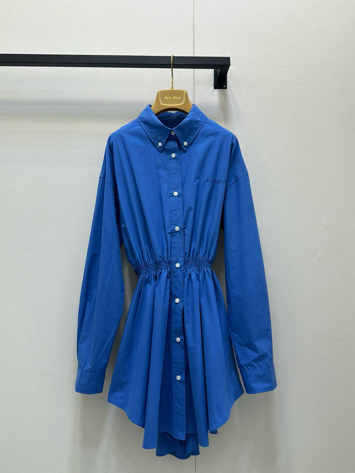 NO:333679,Miumi*2025 new dress, customized YB sunscreen fabric is breathable, comfortable and skin-friendly, lapel open button dress, waist blocking design, full of weight skirt hem is extremely tolerant to the figure, use elastic waist envelope to decorate, fit the curve to outline the waist, and create an intellectual and elegant outfit with a good proportion of top and bottom length. The chest pocket is embellished with the iconic letter logo to enhance the brand style and meet the various needs of commuting and dating. The outfit is more age-reducing and playful. Customized face accessories. Accurate version. High version. Real shots of large goods,,miumiu, skirts, alexander wang19860909Miumi*2025新品连衣裙,定制YB防晒面料质感透气 舒适亲肤 翻领开扣连衣裙 腰部打拦设计 分量感十足的裙摆对身材包容度极高 利用弹力腰封装饰 贴合曲线勾勒腰身 同时打造上短下长好比例的知性优雅穿搭 胸前口袋点缀标志性字母徽标 提升品牌格调 满足通勤约会多种需求 穿搭更显减龄俏皮 定制面辅料 认准版本 高版本 大货实拍,,miumiu,skirts,alexander wang,Women's clothing