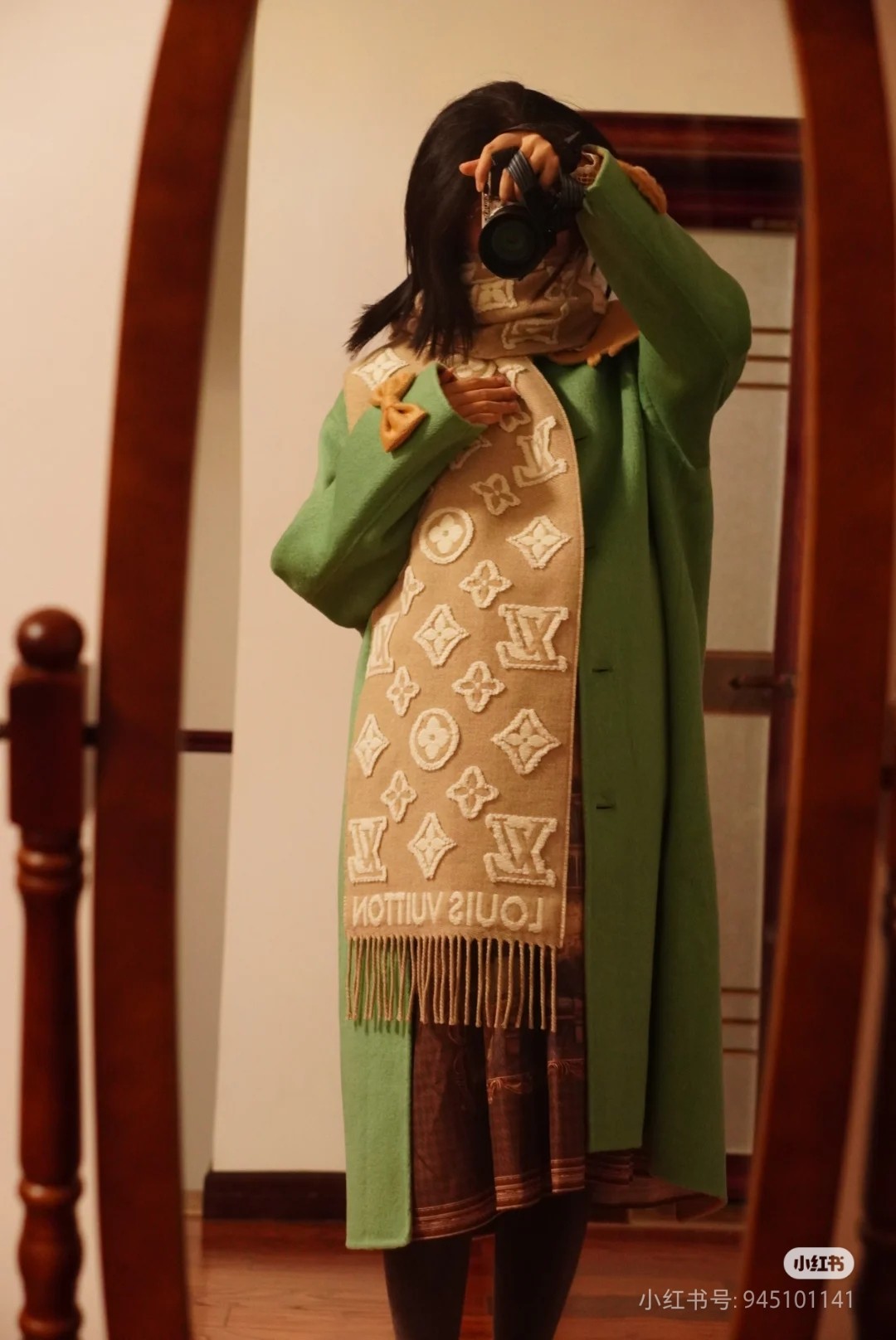 NO:603334,The LV3D scarves shipped in camel and black are soft plush blended with Monogram pattern, and then use contrasting shearling to create an eye-catching 3D effect. The cutting process makes the two sides show different textures, both creative and trendy. 34x220 cm (height  Pattern · Louis Vuitton logo · Tassel trim ordinary scarf, ordinary scarf, louis vuitton, louis vuitton19860909批驼色、黑色出货LV3D围巾为柔软毛绒混纺织入Monogram图案,再以撞色羊毛皮演绎瞩目3D效果.剪花工艺令两面呈现迥异肌理,兼具创意巧思与潮流风范. 34x220厘米(高x长度) ·200x34厘米(不含流苏) ·90绵羊毛,9山羊绒,1桑蚕丝·3D效果 Monogram 图案·路易威登标识·流苏饰边普通围巾,普通围巾,louis vuitton,louis vuitton,scarf