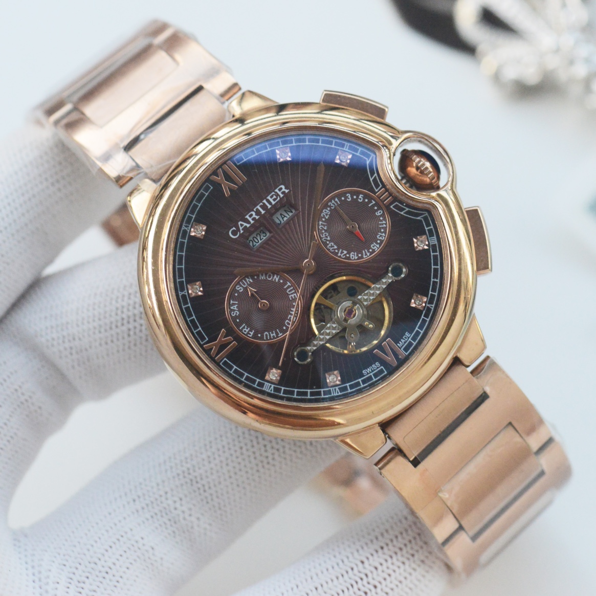 白壳550，金壳570，钢带➕30
品牌：卡地亚-CARTIER🏅🏅
类型：男士腕表🎉🎉
壳套：顶级版316精钢L
表带：进口小牛皮表带/316L精钢表带
机芯：全自动进口机械机芯⚙️
镜面：矿物质防刮镜面玻璃
尺寸：直径44mm厚12mm

🍷精致传承真实效果，品质保证！
‼️优雅格调瞬间提摄男士魅力，更是品位与生活尊贵象征！