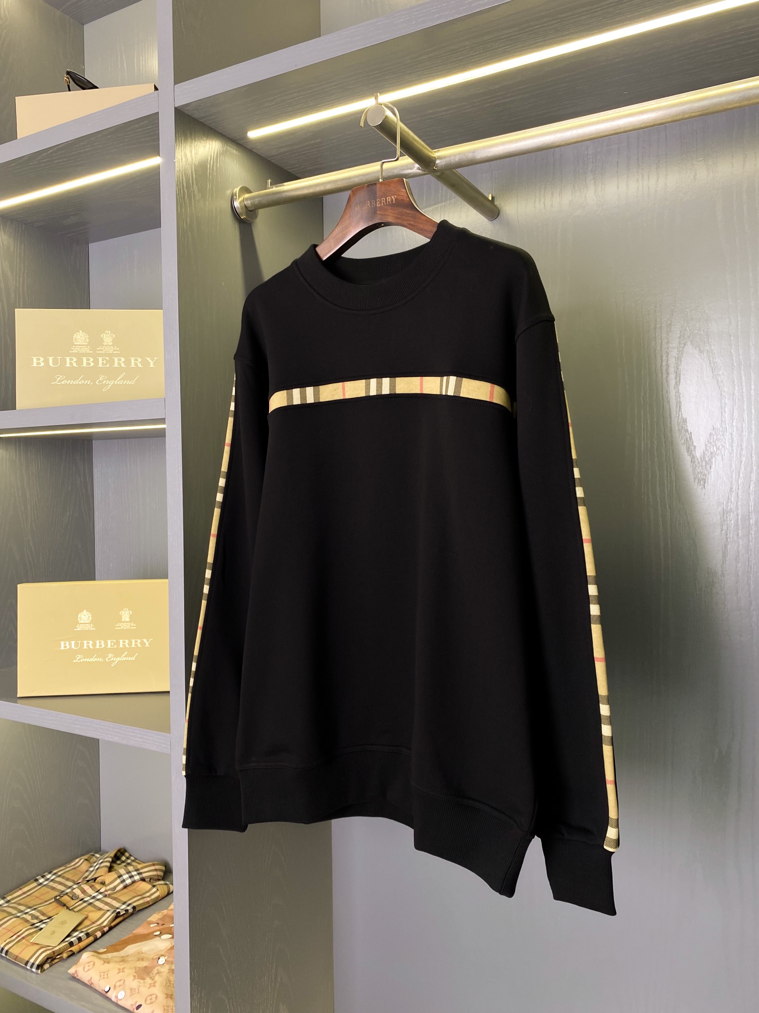 NO:538963,Small checkered round neck sweatshirt on the chest, BUR ace tip, store treasure] [Spot instant delivery] Belated channel good goods and good styles!  BUR ace channel list, produced by Hefei OEM, synchronized with major buyers, plaid cut-out splicing design, versatile high-grade pure cotton fabric sweatshirt!  BUR ace channel instantly kills all versions on the market. I can only say that they are not at the same level at all. No matter in material, detail restoration and craftsmanship, they are not afraid of any challenges, just to contribute wonderful products to everyone. Classic round-neck sweatshirt, selected cotton fabrics. Paired with the brand logo and the iconic small plaid pattern to embellish. The craftsmanship completely follows the thickness of the material of zg, so the overall layering of the upper body is very strong, unlike the market version, which uses very thin market fabrics, the upper body has no drooping feeling at all!  This classic small checked design perfectly demonstrates the presence of the BUR brand, and is highly recognizable as a whole, giving people a simple, high-quality and basic style. The overall design is made of loose style, with a stronger fashion and high street casual style!  !  It is equipped with high-grode heavy velvet fabric, with sweatshirt fabric up to 680 grams, with thickened velvet and full of weight. The high-density fabric feels clearly visible. Softness and comfort are the basics, and the merger of breathability and warmth is the surprise!  It will not be stuffy and can also protect against wind. The real cost of squirting cloth will allow you to see and feel the comfortable experience of your upper body!  !  The overall touch is extremely comfortable and the skin-friendly effect is excellent. The OV style is also a perfect outfit, perfectly meeting the needs of various outfit occasions. It is extremely extraordinary, the grade and charm are extremely outstanding and eye-catching, and can better demonstrate the brand specifications and your pursuit of fashion!  !  If you can encounter such a beautiful model, please hurry up and collect it. Exclusive spot, exclusive resource gifts, super recommended!  There is no need to say anything good, missing something is a pity, I look forward to the perfect interpretation of all fans!  !  The code numbers are S, M, L, XL, XXL, burberry, hoodie, sweatshirts, alexander wang19860909胸前小格纹圆领卫衣 BUR王牌尖货,镇店之宝】【现货秒发】迟来的渠道好货好款！BUR王牌渠道单,合肥代工原厂出品、同步各大买手店,格纹裁片拼接设计,百搭高克数纯棉面料卫衣！ BUR王牌渠道 秒杀市面上一切版本 只能说根本就不是一个级别的存在 不管是材质还是细节还原度以及工艺制作方面不惧任何挑战,只为给大家奉献绝妙产物 经典版型圆领卫衣,精选棉质面料打造.搭配品牌徽标,标志性的小格纹进行点缀,工艺完全遵循zg的材质厚度,所以上身整体层次感非常强烈,不像市场版本采用了市场面料非常薄上身完全没有垂坠感！ 这种经典小格纹设计 完美的彰显了BUR品牌的存在感,极具辨识度整体给人一种简约高规又基础 并且整体更是采用宽松版型打造 时尚跟高街休闲风格更强！！ 配置了高克重翻绒面料面料,卫衣面料高达680克,加绒加厚份量感十足,高密度的面料肌里感清晰可见,柔软舒适是基本,透气度和保暖度兼并才是惊喜！不会闷热也能够防风.卫衣布真正的成本投入,让你看得见,上身感受得到的舒适体验哦！！整体的触感极为舒适,亲肤效果也是极佳.OV版型方面也是完美穿搭效果,完美的符合各种穿搭场合的所需.极为非凡,档次与魅力更是极为的出色亮眼,更能够彰显品牌规格与你对于时尚的追求！！ 能遇到这样美好的款就抓紧收了吧,独家现货,独家资源馈赠,超级推荐！好物无需多言,错过便是遗憾,期待各位粉丝的完美演绎！！ 码数分别有S、M、L、XL、XXL,,burberry,hoodie,sweatshirts,alexander wang,Men's clothing