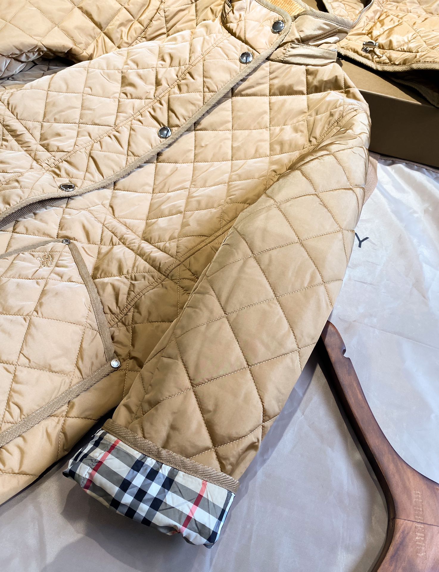 Burberry Women's Diamond Quilted Detachable Hooded Jacket - Versatile Style 4 i1696920302 8188 3
