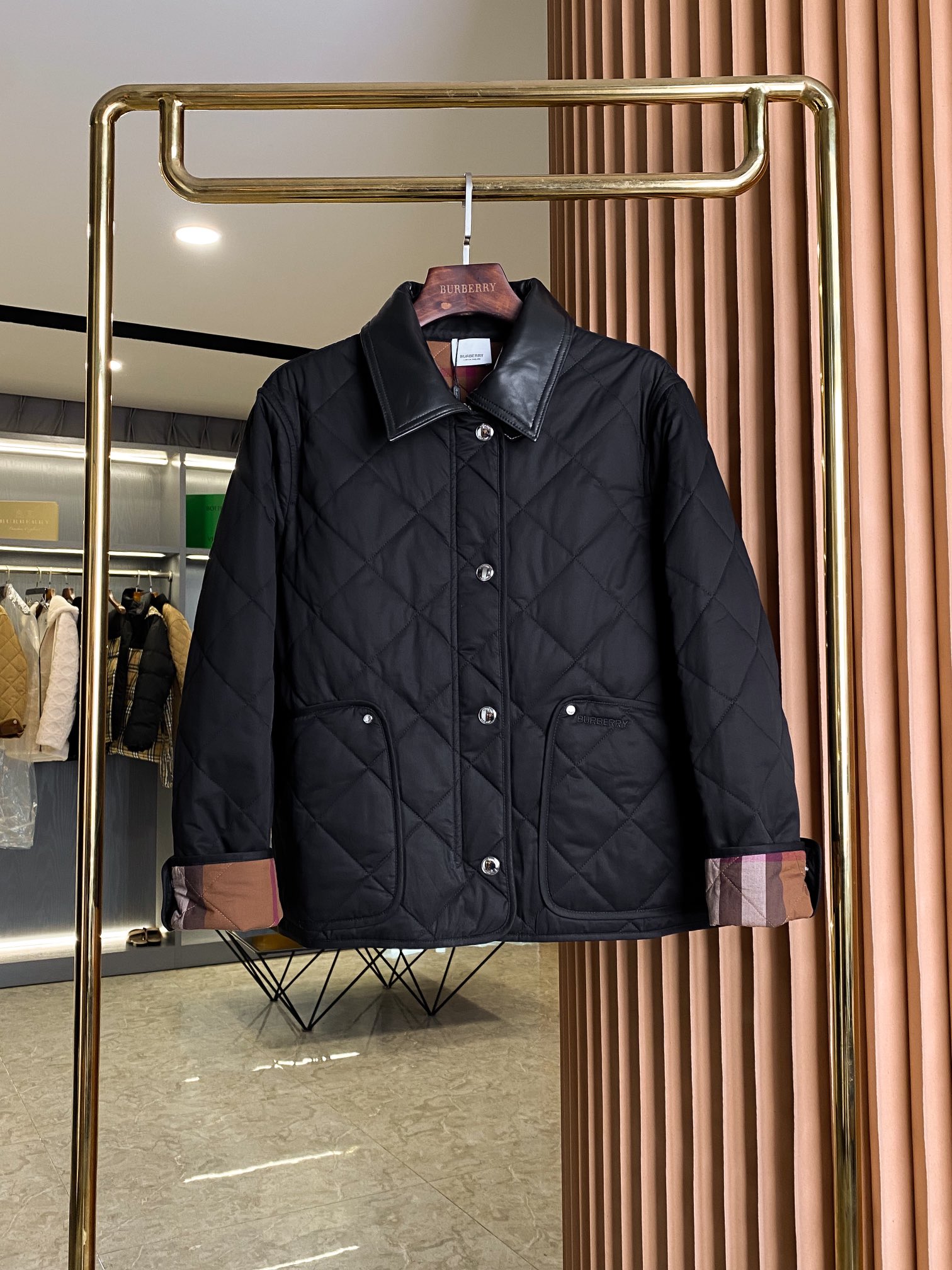 Burberry Women's Quilted Barn Jacket with Leather Collar - Short & Stylish 3 i1701755765 3794 7