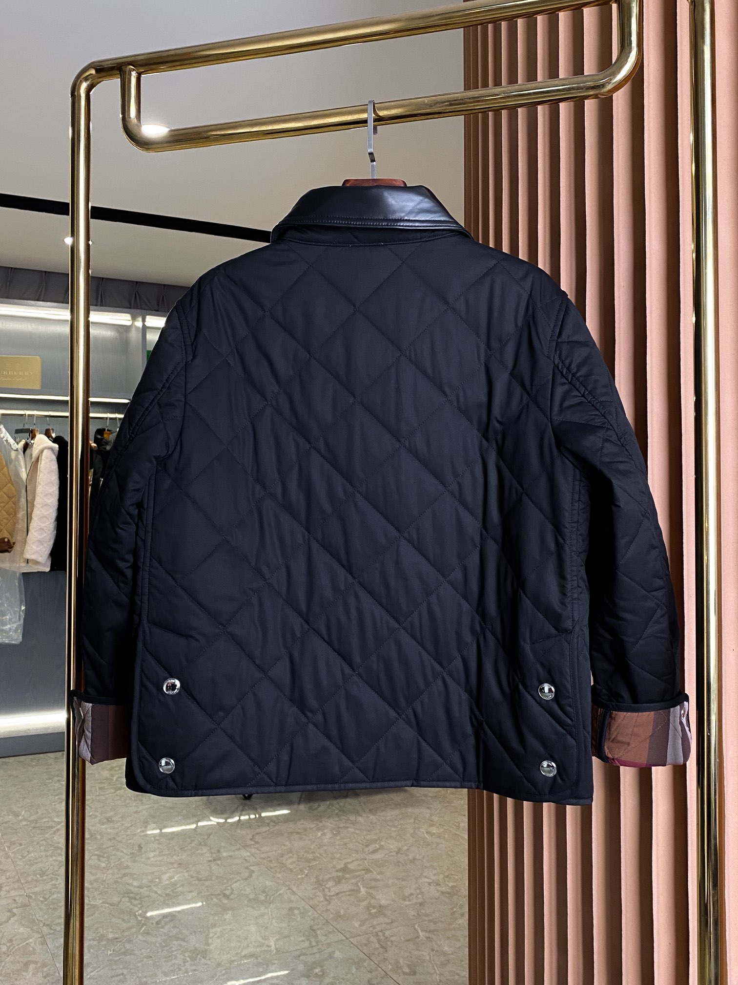 Burberry Women's Quilted Barn Jacket with Leather Collar - Short & Stylish 9 i1701755765 488 3