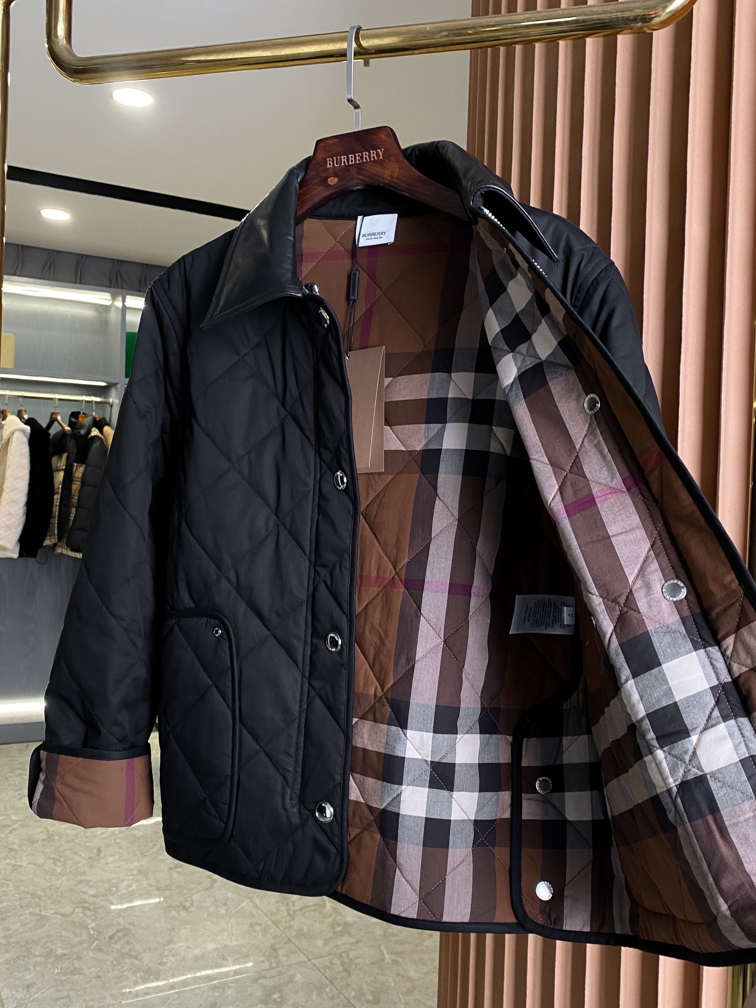 Burberry Women's Quilted Barn Jacket with Leather Collar - Short & Stylish 4 i1701755765 8144 8