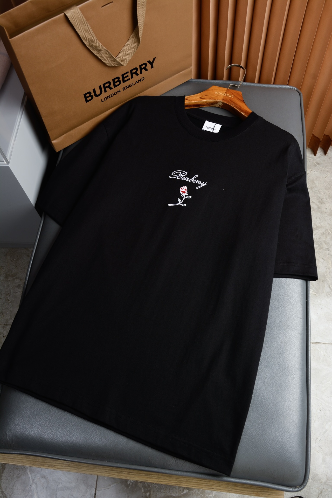 NO:819345,Loose fit, plain weave cotton T-shirt, incorporating flocked rose patterns and Burberry logo embroidery. Round neck design, overall loose fit configuration, more youthful and sporty style, highlighting the fashion sense of modern cities. The upper body is colorful, the effect is excellent, and the matching is worry-free and labor-saving. Whether it is leisure sports or high street travel, it can be easily controlled!  !  ,Burberry-clothing,burberry,19860909宽松版型,平织棉 T 恤衫,融入植绒玫瑰图案和 Burberry 徽标刺绣.圆领设计,整体宽松的版型配置,更具青春运动风格,凸显现代都市的时尚感,上身大气出彩,效果极佳,搭配更是省心省力,无论是休闲运动还是高街出行,都能轻松驾驭！！,博柏利-服装,burberry,,Women's clothing