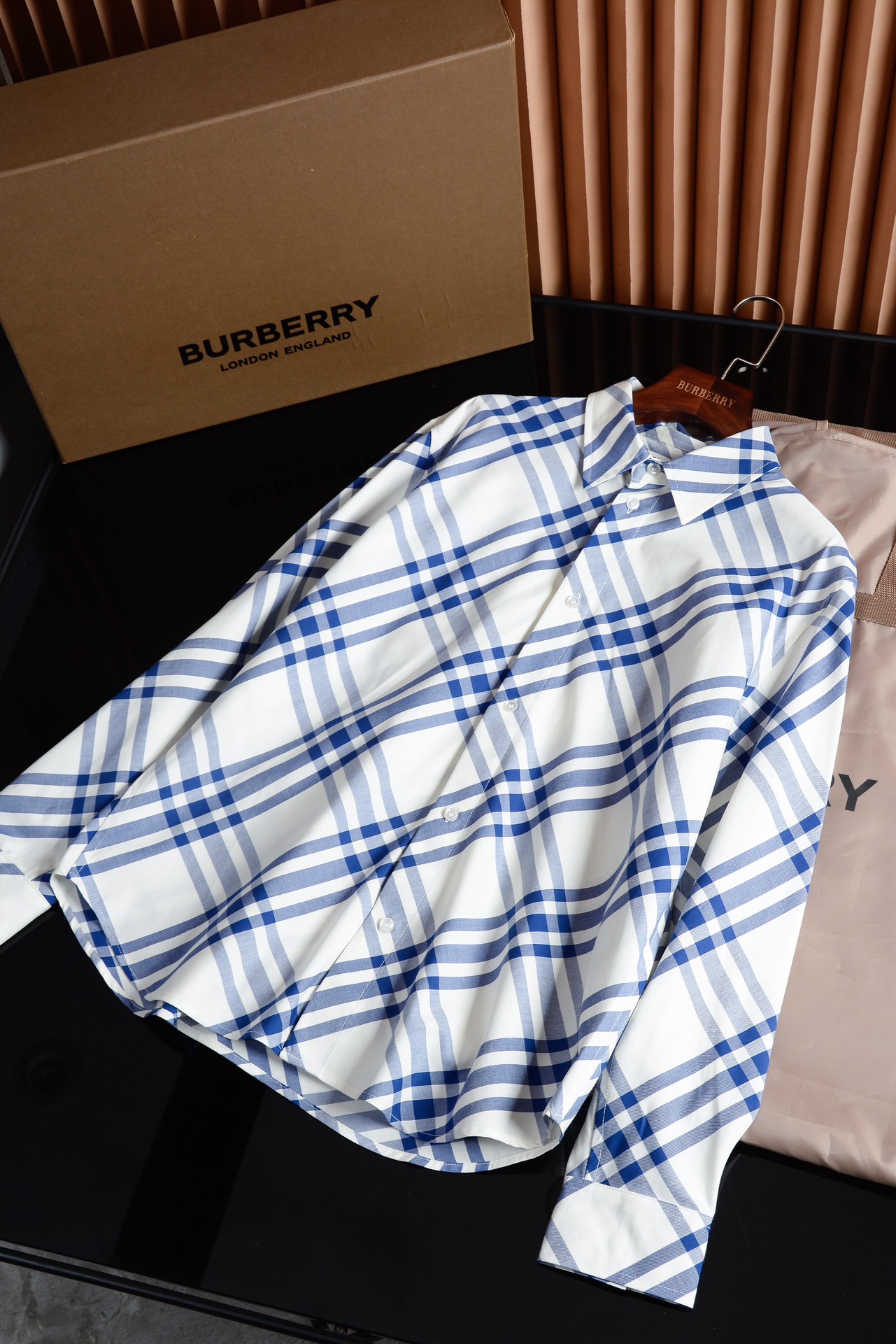 NO:782269,Ocean plaid cotton shirt (- comes with a complete set of small packaging) BUR's flagship channel, the official website price is 5,000, and it is ready to be sold out as soon as it is released!  New color matching iconic plaid shirt, super popular retro British style, a must-have for plaid lovers!  The super popular plaid shirt. Old fans rush to grab it as the quantity is limited and they have to wait for the next batch of goods. There are many matching places for you to verify one by one!  Cotton shirt, decorated with worsted new season plaid pattern, showing a casual fit. Button placket design, wide-angle collar cutting, single-button cuffs. The curved hem increases the waist line. Plaid alignment in each position wastes a lot of fabric!  Classic cut cotton shirt, decorated with brand collection, retro large plaid, a collection style in the wardrobe of BUR fans, especially for loyal BUR fans, this style is a treasure-level product that must not be missed!  !  The language design of the new season is highly recognizable. The overall design gives people a simple, high-standard and basic feeling, and the overall design is made of loose version, which is more fashionable and high-street casual style!  !  It is equipped with a worsted plaid cotton fabric that feels much tougher and thicker than ordinary shirt fabrics. The overall touch is extremely comfortable and the skin-friendly effect is also excellent. The style is also perfect for dressing, and perfectly meets the needs of various wearing occasions. It is extremely extraordinary, and the grade and charm are extremely outstanding and eye-catching, and can better highlight the brand specifications and your pursuit of fashion!  !  Anyone who wears it will look very elegant. Generally speaking, this dress is really a must-have for daily casual work!  If you come across such a beautiful model, hurry up and grab it. Exclusive spot, exclusive resource gifts, super recommended!  Needless to say, it’s a good thing. It would be a pity to miss it. I look forward to your fans’ perfect performance!  !  The sizes are S, M, L, XL, and XXL. Hurry and grab it. Burberry - clothing, burberry, shirts,19860909海洋格纹棉质衬衫（-配全套小包装）BUR王牌渠道,官网售价五千,一经发售已准备售罄！新配色标志性格纹衬衫,超火爆的复古英伦风,格子控必备款！超高人气的格纹衬衫. 老粉们赶紧抢数量有限出完只能等下一批货了,非常多对位地方带你来一一验证！棉质衬衫,装饰精纺新季格纹图案,呈现休闲版型.纽扣开襟设计,宽角领裁剪,单扣式袖口.弧形衣摆增加腰部线条.每个位置格纹对位浪费了很多面料！经典剪裁棉质衬衫,装饰品牌典藏 复古大格纹,BUR粉丝的衣橱珍藏款式,尤其是对于忠实的BUR粉来说,此款更是绝对不能错过的珍宝级别产物！！ 新一季的语言设计 极具辨识度整体给人一种简约高规又基础 并且整体更是采用宽松版型打造 时尚跟高街休闲风格更强！！ 配置了精纺格纹棉质面料手感比普通衬衫面料硬朗厚实不少整体的触感极为舒适,亲肤效果也是极佳.版型方面也是完美穿搭效果,完美的符合各种穿搭场合的所需.极为非凡,档次与魅力更是极为的出色亮眼,更能够彰显品牌规格与你对于时尚的追求！！任何一个人穿了都非常有气质,总体来说这款衣服真的是日常休闲工作必备款！ 能遇到这样美好的款就抓紧收了吧,独家现货,独家资源馈赠,超级推荐！好物无需多言,错过便是遗憾,期待各位粉丝的完美演绎！！ 码数分别有S、M、L、XL、XXL赶紧抢,博柏利-服装,burberry,shirts,,Women's clothing
