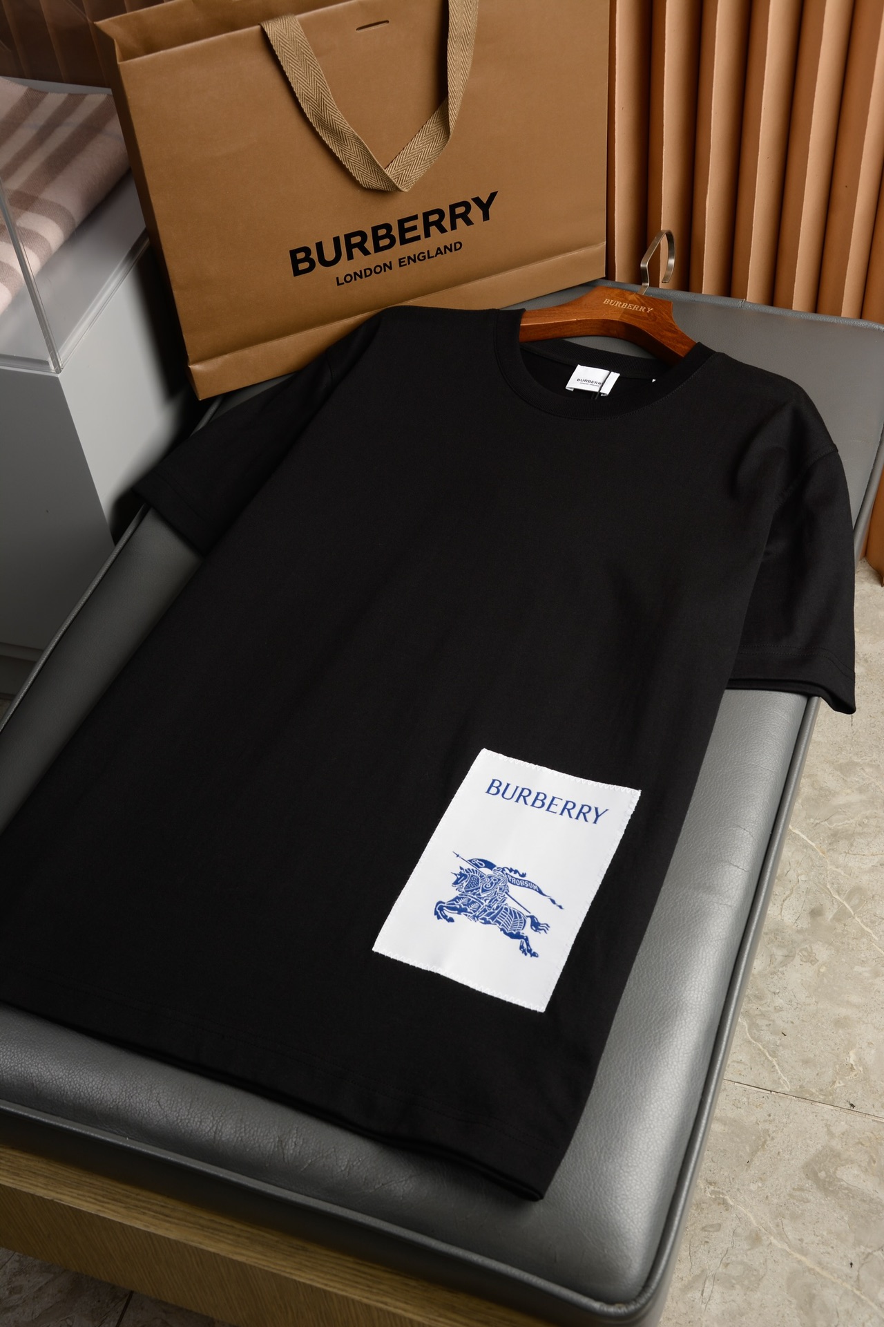 NO:819367,Product code 0001895810 Equestrian knight applique logo cotton T-shirt (three colors) (with full set of packaging) [BUR's top product, the treasure of the store] [ready in seconds] Spring and summer series, using the new season's knight war horse label elements. High-end versatile style, same style for men and women, cotton round neck short sleeves. BUR's trump channel kills all versions on the market. It can only be said that it is not on the same level at all.  We are not afraid of any challenges in terms of materials, detail restoration and craftsmanship, just to provide you with wonderful products. Round neck T-shirts, made of selected plain cotton fabrics, decorated with the same color Equestrian Knight logo (EKD) label. Rib knit collar, rib knit collar stitching, very strong.  The overall loose fit configuration is more youthful and sporty, highlighting the fashion sense of modern cities. The upper body is elegant and the effect is excellent. The matching is worry-free and labor-saving. Whether it is leisure sports or high street travel, it can be easily controlled!  !  The overall touch of the pure cotton high-count fabric is extremely comfortable, and the skin-friendly effect is also excellent. The OV version also has a perfect dressing effect, which perfectly meets the needs of various wearing occasions. It is extremely extraordinary, the grade and charm are extremely outstanding, and it can better highlight the brand specifications and your pursuit of fashion!  !  As a fan of bbr, this should be a style not to be missed. All the items are now in stock, so everyone is ready to buy them for themselves!  !  There are five sizes: S, M, L, XL, and XXL. For size data, please go to the size chart to view, Burberry-clothing, burberry, T-shirt, tees, t-shirt,19860909商品编码0001895810 马术骑士贴花徽标棉质T恤衫(三色）（配全套包装）【BUR王牌尖货,镇店之宝】【现货秒发】春夏系列,采用了新一季的骑士战马标签元素.高端百搭大气款,男女同款棉质圆领短袖 BUR王牌渠道 秒杀市面上一切版本 只能说根本就不是一个级别的存在 不管是材质还是细节还原度以及工艺制作方面不惧任何挑战,只为给大家奉献绝妙产物 圆领 T 恤衫,精选平织棉面料打造,饰有同色系马术骑士徽标（EKD）标签.罗纹针织衣领,罗纹针织领口缝制,非常牢固. 整体宽松的版型配置,更具青春运动风格,凸显现代都市的时尚感,上身大气出彩,效果极佳,搭配更是省心省力,无论是休闲运动还是高街出行,都能轻松驾驭！！纯棉的高支数面料整体的触感极为舒适,亲肤效果也是极佳.且OV版型方面也是完美穿搭效果,完美的符合各种穿搭场合的所需.极为非凡,档次与魅力更是极为的出色亮眼,更能够彰显品牌规格与你对于时尚的追求！！作为bbr的粉丝,应该是不容错过的款式,现货均已入仓,大家自己抢购！！ 码数有五个S、M、L、XL、XXL 尺码数据请移步尺码表查看,博柏利-服装,burberry,T-shirt,tees，t-shirt,,Women's clothing