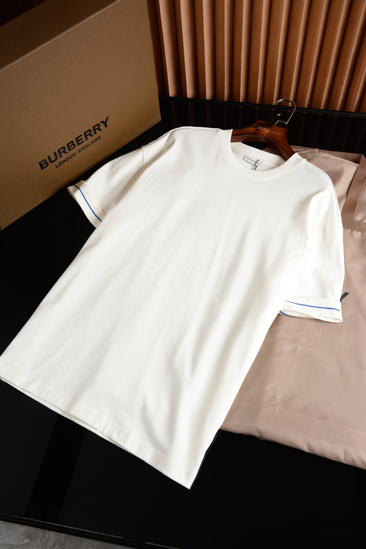 NO:819371,Little war horse cotton T-shirt (four colors) (with full set of packaging) [BUR's top product, the treasure of the store] [ready in seconds] Spring and summer series, using the new season's knight war horse label elements. High-end versatile style, men's and women's same cotton round neck short sleeves BUR's trump channel kills all versions on the market. It can only be said that it is not at the same level. No matter in terms of material, detail restoration and craftsmanship, we are not afraid of any challenges, just to provide you with wonderful products. Plain woven cotton  T-shirt, with decorative stripes on the cuffs and EKD logo printing, presents a loose fit. The rib knitted collar is sewn, which is very strong. The overall loose fit configuration is more youthful and sporty, highlighting the fashion sense of the modern city. The upper body is colorful, the effect is excellent, and the matching is more worry-free and effortless. Whether it is leisure sports or high street travel, it can be easily controlled!  !  The overall touch of the pure cotton high-count fabric is extremely comfortable, and the skin-friendly effect is also excellent. The OV version also has a perfect dressing effect, which perfectly meets the needs of various wearing occasions. It is extremely extraordinary, the grade and charm are extremely outstanding, and it can better highlight the brand specifications and your pursuit of fashion!  !  As a fan of bbr, this should be a style not to be missed. All the items are now in stock, so everyone is ready to buy them for themselves!  !  There are five sizes: S, M, L, XL, and XXL. For size data, please go to the size chart to view, Burberry-clothing, burberry, T-shirt, tees, t-shirt,19860909小战马棉质T恤衫(四色)（配全套包装）【BUR王牌尖货,镇店之宝】【现货秒发】春夏系列,采用了新一季的骑士战马标签元素.高端百搭大气款,男女同款棉质圆领短袖 BUR王牌渠道 秒杀市面上一切版本 只能说根本就不是一个级别的存在 不管是材质还是细节还原度以及工艺制作方面不惧任何挑战,只为给大家奉献绝妙产物 平织棉 T 恤衫,袖口装饰条纹和马术骑士徽标（EKD）印花,呈现宽松版型.罗纹针织领口缝制,非常牢固. 整体宽松的版型配置,更具青春运动风格,凸显现代都市的时尚感,上身大气出彩,效果极佳,搭配更是省心省力,无论是休闲运动还是高街出行,都能轻松驾驭！！纯棉的高支数面料整体的触感极为舒适,亲肤效果也是极佳.且OV版型方面也是完美穿搭效果,完美的符合各种穿搭场合的所需.极为非凡,档次与魅力更是极为的出色亮眼,更能够彰显品牌规格与你对于时尚的追求！！作为bbr的粉丝,应该是不容错过的款式,现货均已入仓,大家自己抢购！！ 码数有五个S、M、L、XL、XXL 尺码数据请移步尺码表查看,博柏利-服装,burberry,T-shirt,tees，t-shirt,,Women's clothing