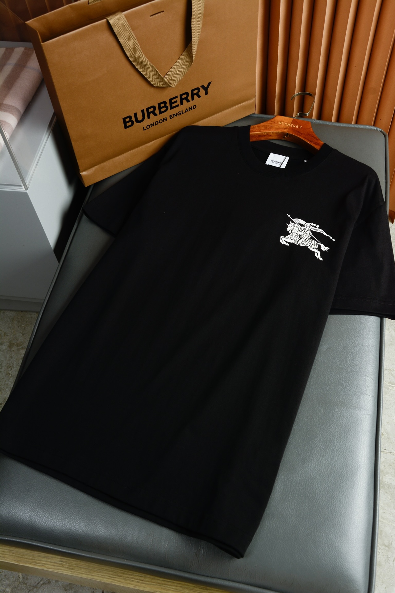 NO:819383,Little equestrian knight cotton T-shirt (with full set of packaging) [BUR's top product, the treasure of the store] [Ready in seconds] Spring and summer series, using the new season's knight war horse label elements. High-end and versatile style, men's and women's same cotton round neck short sleeves BUR's trump channel kills all versions on the market. It can only be said that it is not at the same level. Whether it is material, detail restoration and craftsmanship, we are not afraid of any challenges, just to provide everyone with wonderful products T  The shirt is made of plain cotton fabric and made in an Italian workshop. It is decorated with the EKD logo presented by screen printing technology. The ribbed knitted collar is sewn and decorated with EKD printing. The overall loose fit configuration has a more youthful and sporty style and highlights the fashion sense of the modern city. The upper body is elegant and the effect is excellent. The matching is more worry-free and effortless. Whether it is leisure sports or high street travel, it can be easily controlled!  !  The overall touch of the pure cotton high-count fabric is extremely comfortable, and the skin-friendly effect is also excellent. The OV version also has a perfect dressing effect, which perfectly meets the needs of various wearing occasions. It is extremely extraordinary, the grade and charm are extremely outstanding, and it can better highlight the brand specifications and your pursuit of fashion!  !  As a fan of bbr, this should be a style not to be missed. All the items are now in stock, so everyone is ready to buy them for themselves!  !  There are five sizes: S, M, L, XL, and XXL. For size data, please go to the size chart to view Burberry-clothing, burberry, T-shirt,19860909小马术骑士棉质 T 恤衫（配全套包装）【BUR王牌尖货,镇店之宝】【现货秒发】春夏系列,采用了新一季的骑士战马标签元素.高端百搭大气款,男女同款棉质圆领短袖 BUR王牌渠道 秒杀市面上一切版本 只能说根本就不是一个级别的存在 不管是材质还是细节还原度以及工艺制作方面不惧任何挑战,只为给大家奉献绝妙产物 T 恤衫,选用平织棉面料打造,于意大利工坊制成.装饰丝网印花工艺呈现的马术骑士徽标（EKD）,罗纹针织领口缝制,饰有马术骑士徽标（EKD）印花 整体宽松的版型配置,更具青春运动风格,凸显现代都市的时尚感,上身大气出彩,效果极佳,搭配更是省心省力,无论是休闲运动还是高街出行,都能轻松驾驭！！纯棉的高支数面料整体的触感极为舒适,亲肤效果也是极佳.且OV版型方面也是完美穿搭效果,完美的符合各种穿搭场合的所需.极为非凡,档次与魅力更是极为的出色亮眼,更能够彰显品牌规格与你对于时尚的追求！！作为bbr的粉丝,应该是不容错过的款式,现货均已入仓,大家自己抢购！！ 码数有五个S、M、L、XL、XXL 尺码数据请移步尺码表查看,博柏利-服装,burberry,T-shirt,,Women's clothing