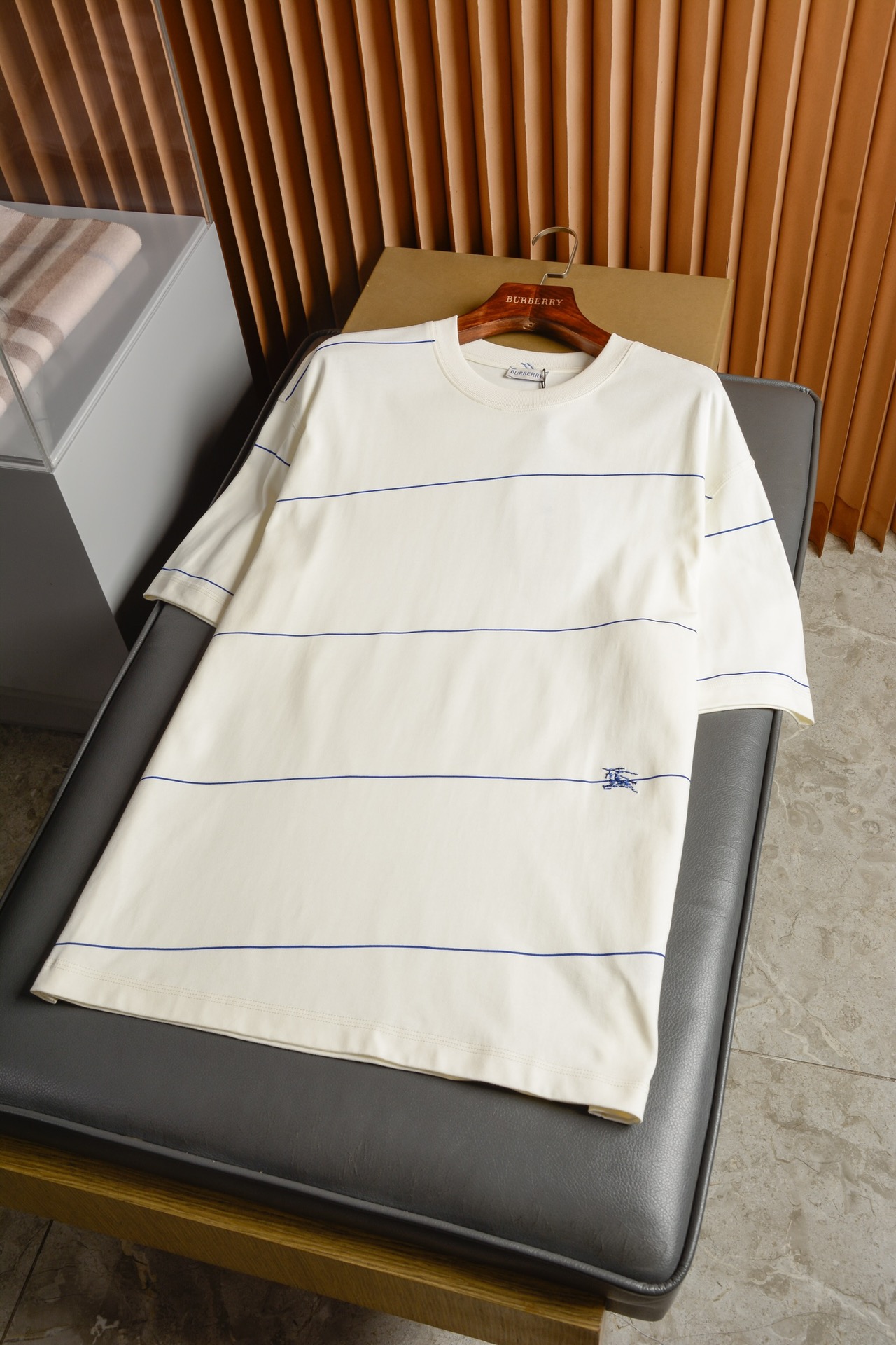 NO:819391,Line knight war horse embroidered cotton T-shirt (with full set of packaging) [BUR's top product, the treasure of the store] [Ready in seconds] Spring and summer, high-end versatile style, couple's cotton round neck short sleeves. BUR's trump channel kills all versions on the market. It can only be said that it is not at the same level. No matter in terms of material, detail reduction and craftsmanship, we are not afraid of any challenges, just to provide you with wonderful products. Plain woven cotton  T-shirt, decorated with line decorations, and small embroidery of knights and horses on the hem. It adopts a round neck design and is refined in an Italian workshop, showing a casual fit. Casual fit: One size more relaxed than the regular fit. Start the conversation. This loose short-sleeve is the best matching item for spring and summer that I dedicate to BUR fans. It is an absolute treasure and a must-have short-sleeved series for trendy men and trendy women!  !  The overall touch of the pure cotton high-count fabric is extremely comfortable, and the skin-friendly effect is also excellent. The OV version also has a perfect dressing effect, which perfectly meets the needs of various wearing occasions. It is extremely extraordinary, the grade and charm are extremely outstanding, and it can better highlight the brand specifications and your pursuit of fashion!  !  As a fan of bbr, this should be a style not to be missed. All the items are now in stock, so everyone is ready to buy them for themselves!  !  There are five sizes: S, M, L, XL, and XXL. For size data, please go to the size chart to view, Burberry-clothing, burberry, T-shirt, tees, t-shirt,19860909线条骑士战马刺绣棉质T恤衫（配全套包装）【BUR王牌尖货,镇店之宝】【现货秒发】春夏,高端百搭大气款,情侣款棉质圆领短袖 BUR王牌渠道 秒杀市面上一切版本 只能说根本就不是一个级别的存在 不管是材质还是细节还原度以及工艺制作方面不惧任何挑战,只为给大家奉献绝妙产物 平织棉 T恤衫,饰有线条装饰搭配,下摆处采用骑士战马小刺绣进行搭配.采用圆领设计,于意大利工坊精制而成,呈现休闲版型.休闲版型:较常规版型剪裁更为宽松一号尺码.开始对话这款宽松短袖便是我献给BUR粉丝开春春夏最佳的搭配单品,绝对的珍品,潮男潮女必入的短袖系列！！ 纯棉的高支数面料整体的触感极为舒适,亲肤效果也是极佳.且OV版型方面也是完美穿搭效果,完美的符合各种穿搭场合的所需.极为非凡,档次与魅力更是极为的出色亮眼,更能够彰显品牌规格与你对于时尚的追求！！作为bbr的粉丝,应该是不容错过的款式,现货均已入仓,大家自己抢购！！ 码数有五个S、M、L、XL、XXL 尺码数据请移步尺码表查看,博柏利-服装,burberry,T-shirt,tees，t-shirt,,Women's clothing